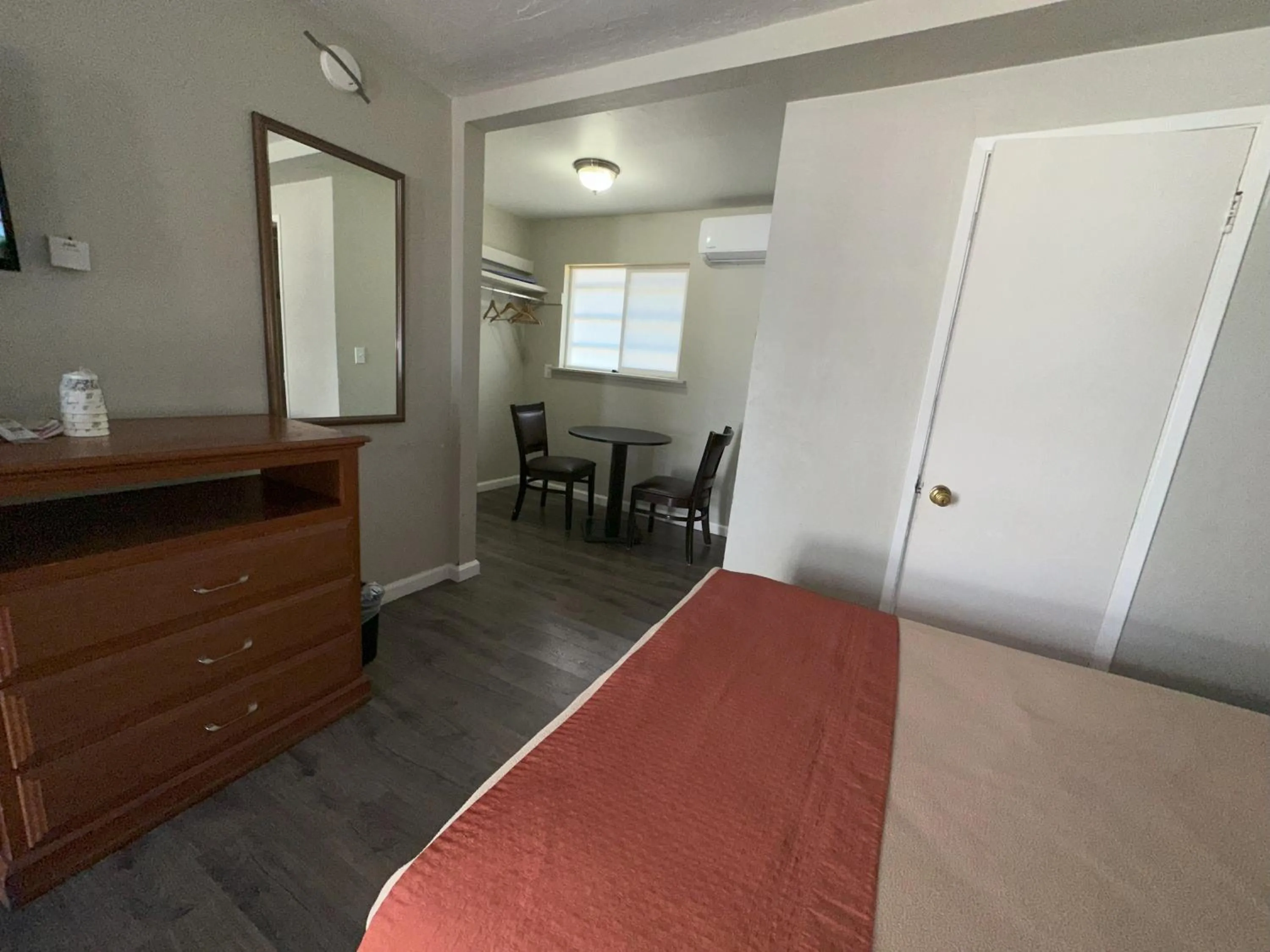 Photo of the whole room, Bed in Alpine Inn & Spa