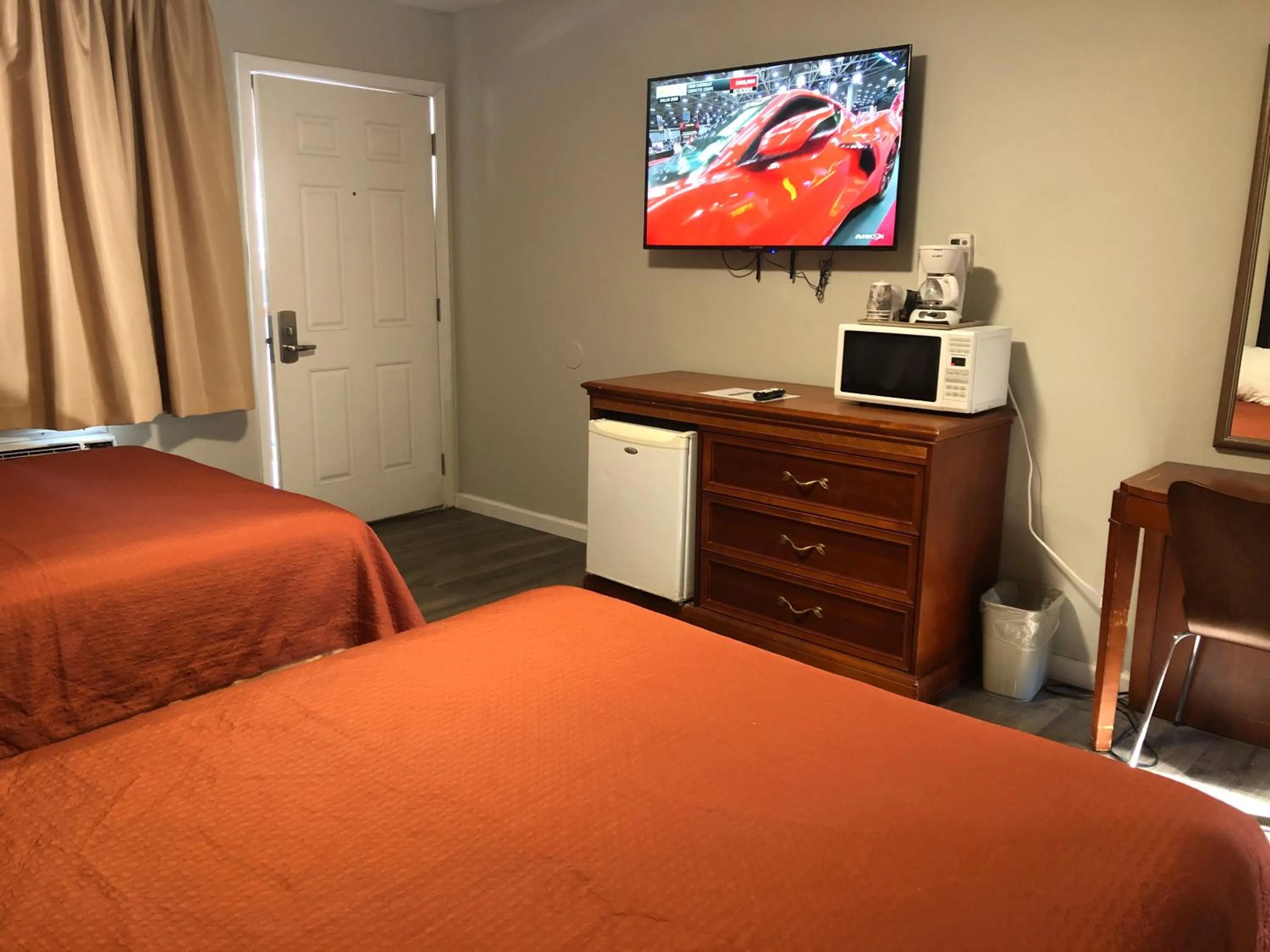 Photo of the whole room, Bed in Alpine Inn & Spa