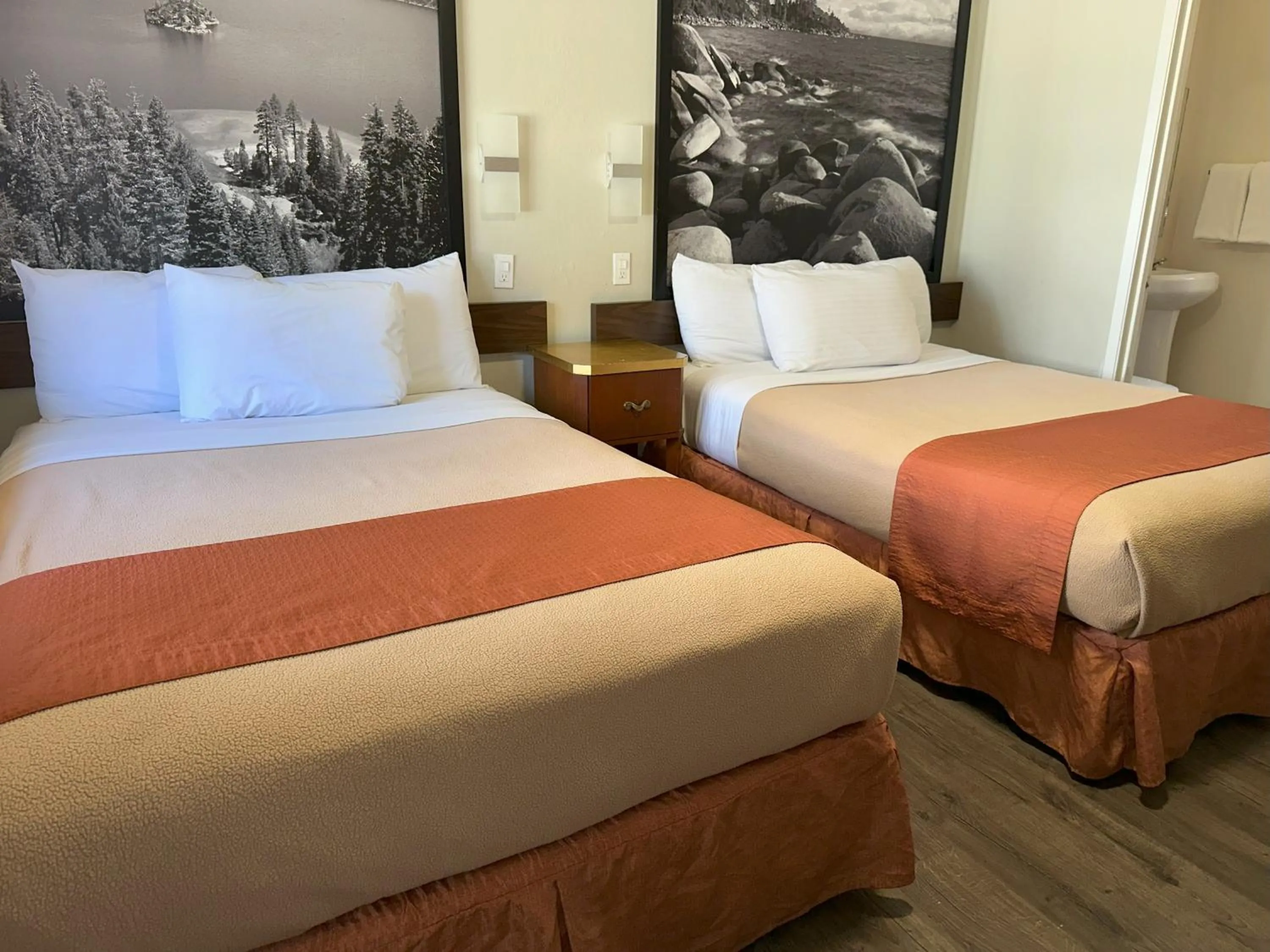 Photo of the whole room, Bed in Alpine Inn & Spa