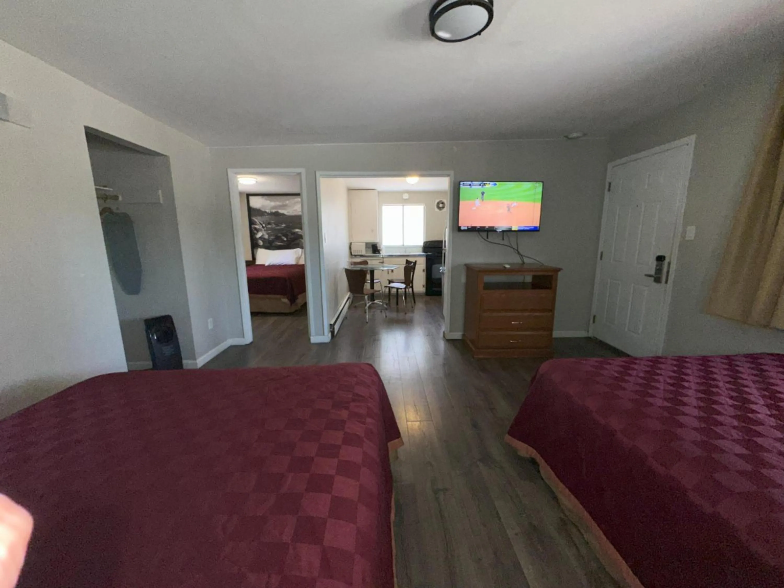 Photo of the whole room, Bed in Alpine Inn & Spa