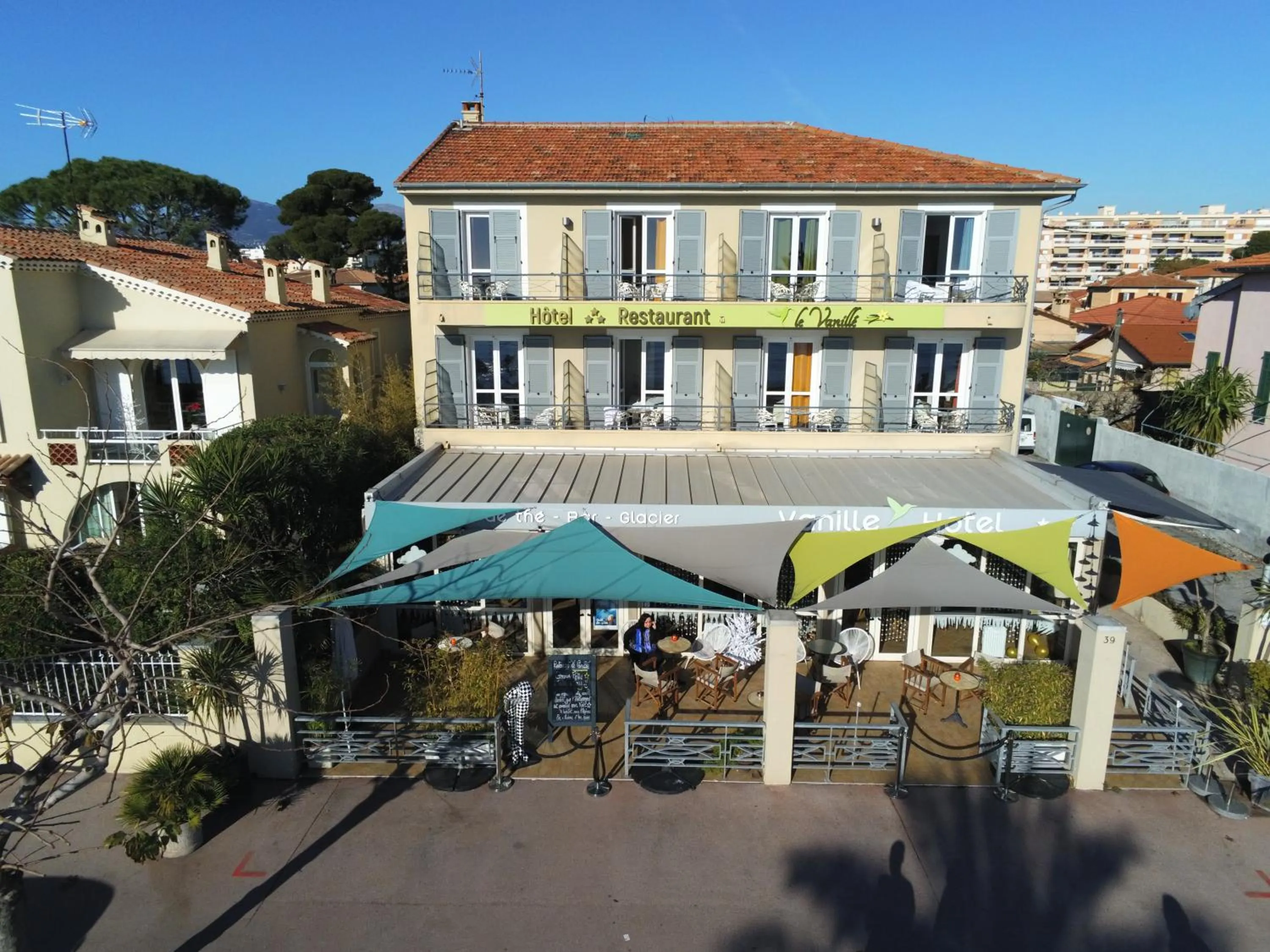 Facade/entrance in Hôtel du Bord de Mer "Le Vanillé"