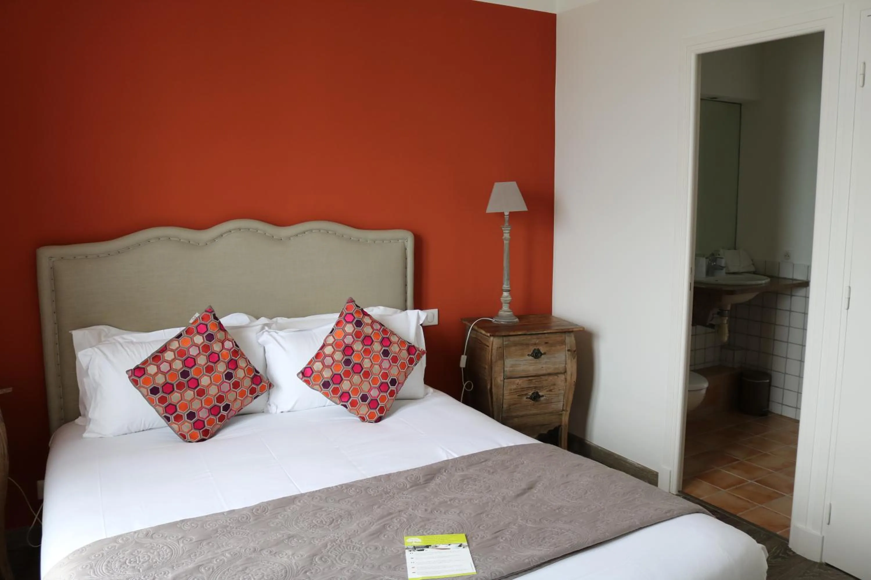 Photo of the whole room, Bed in Hôtel du Bord de Mer "Le Vanillé"