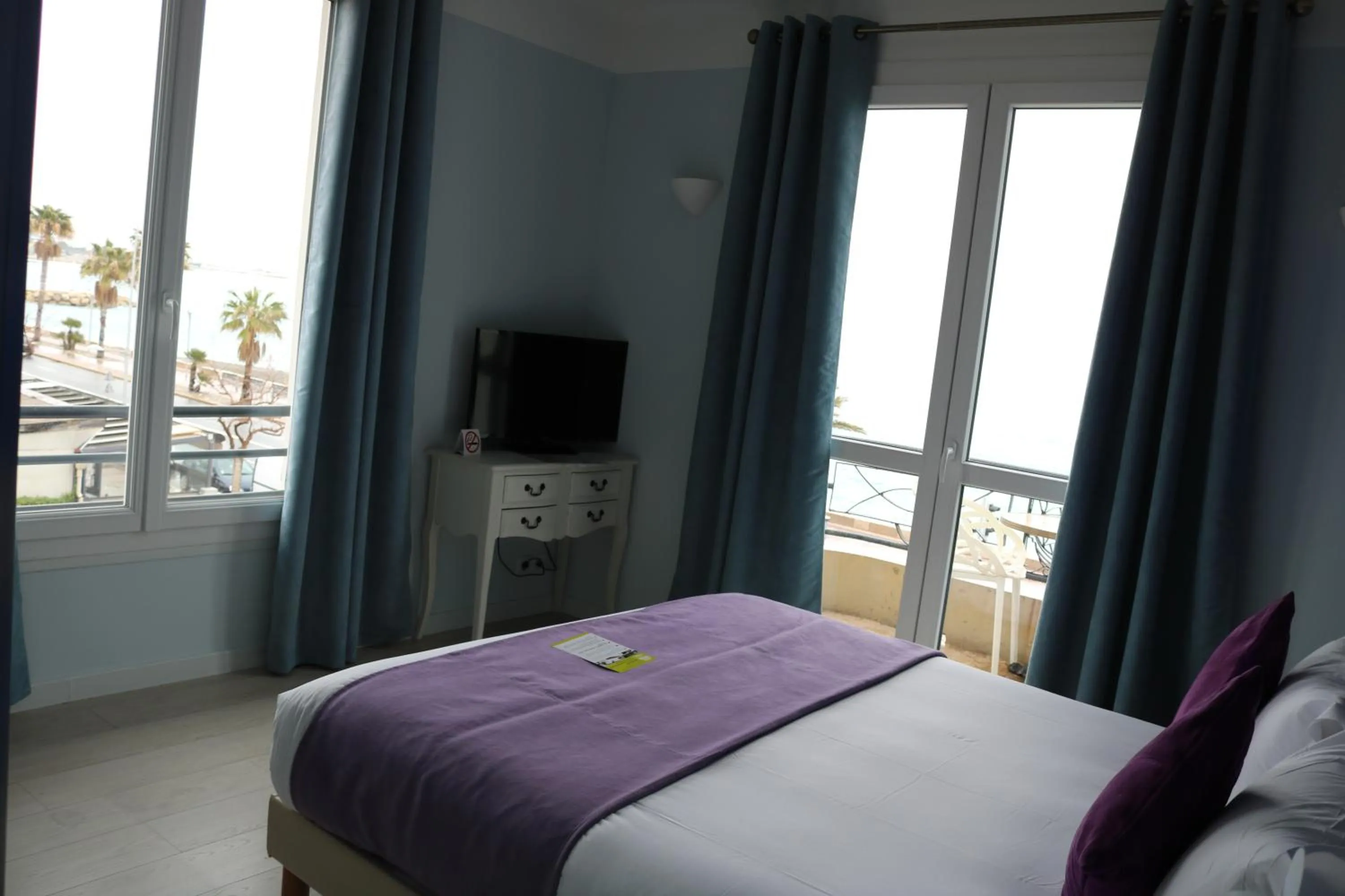 Photo of the whole room, Bed in Hôtel du Bord de Mer "Le Vanillé"