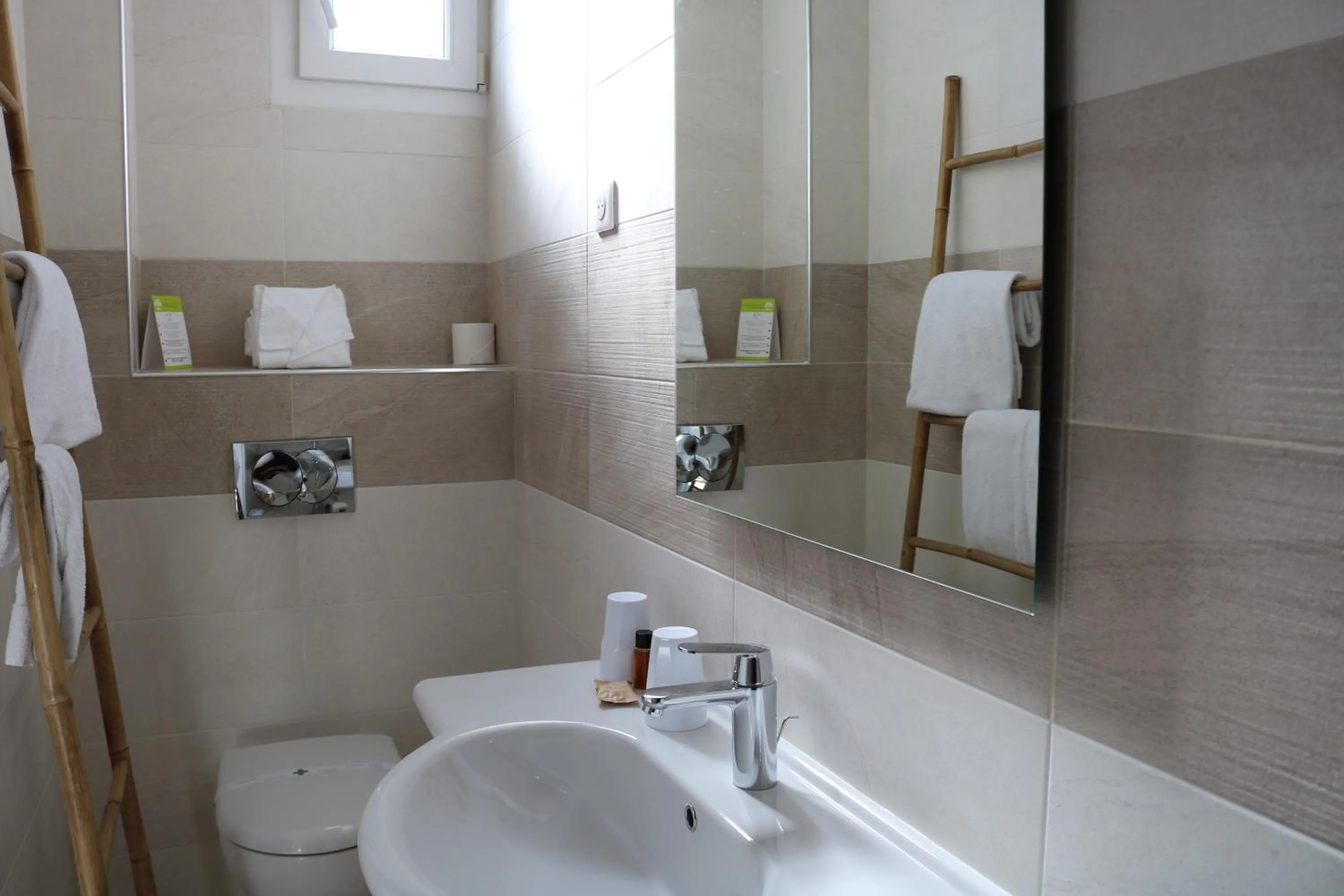 Shower in Hôtel du Bord de Mer "Le Vanillé"