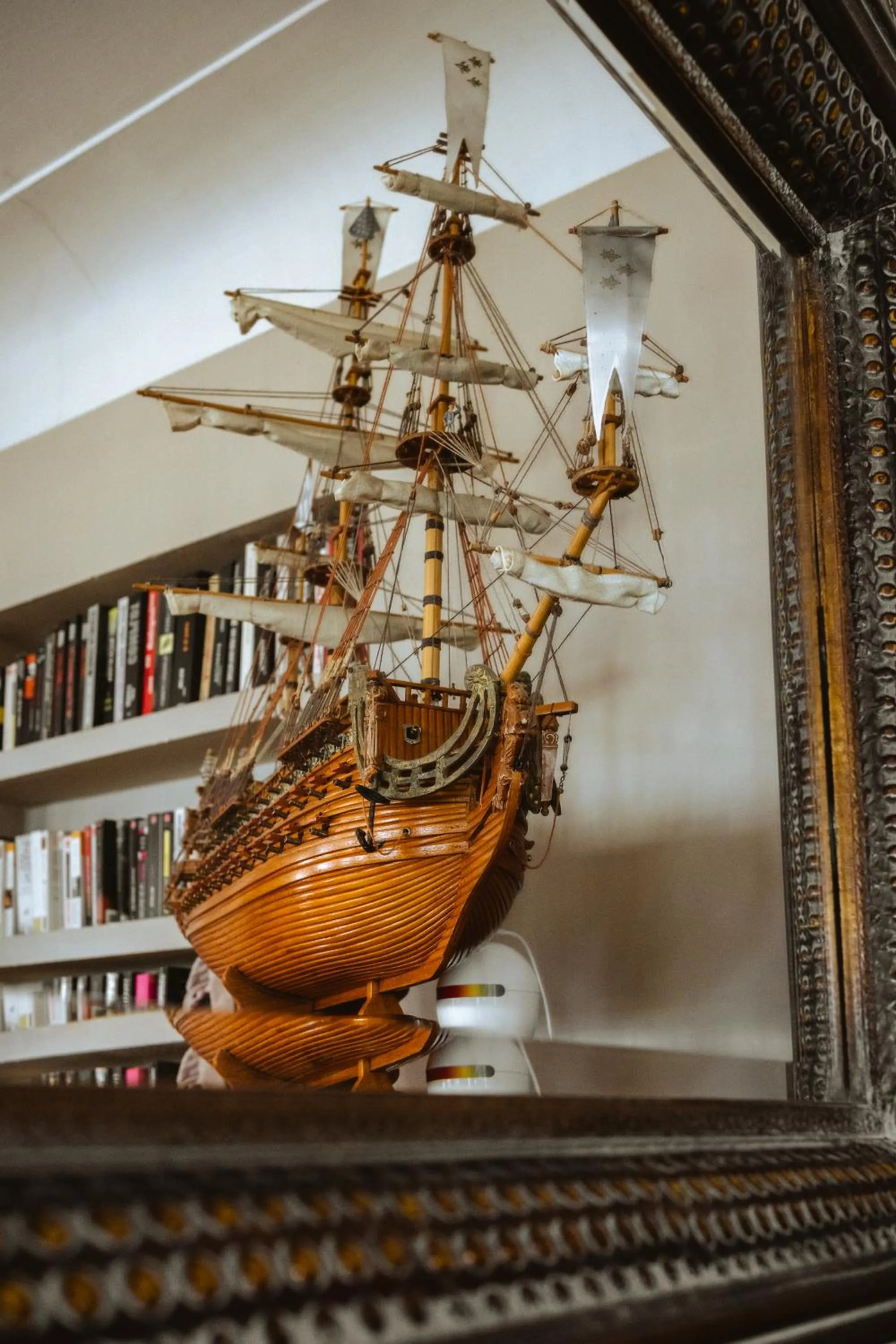 Library in Hôtel du Bord de Mer "Le Vanillé"