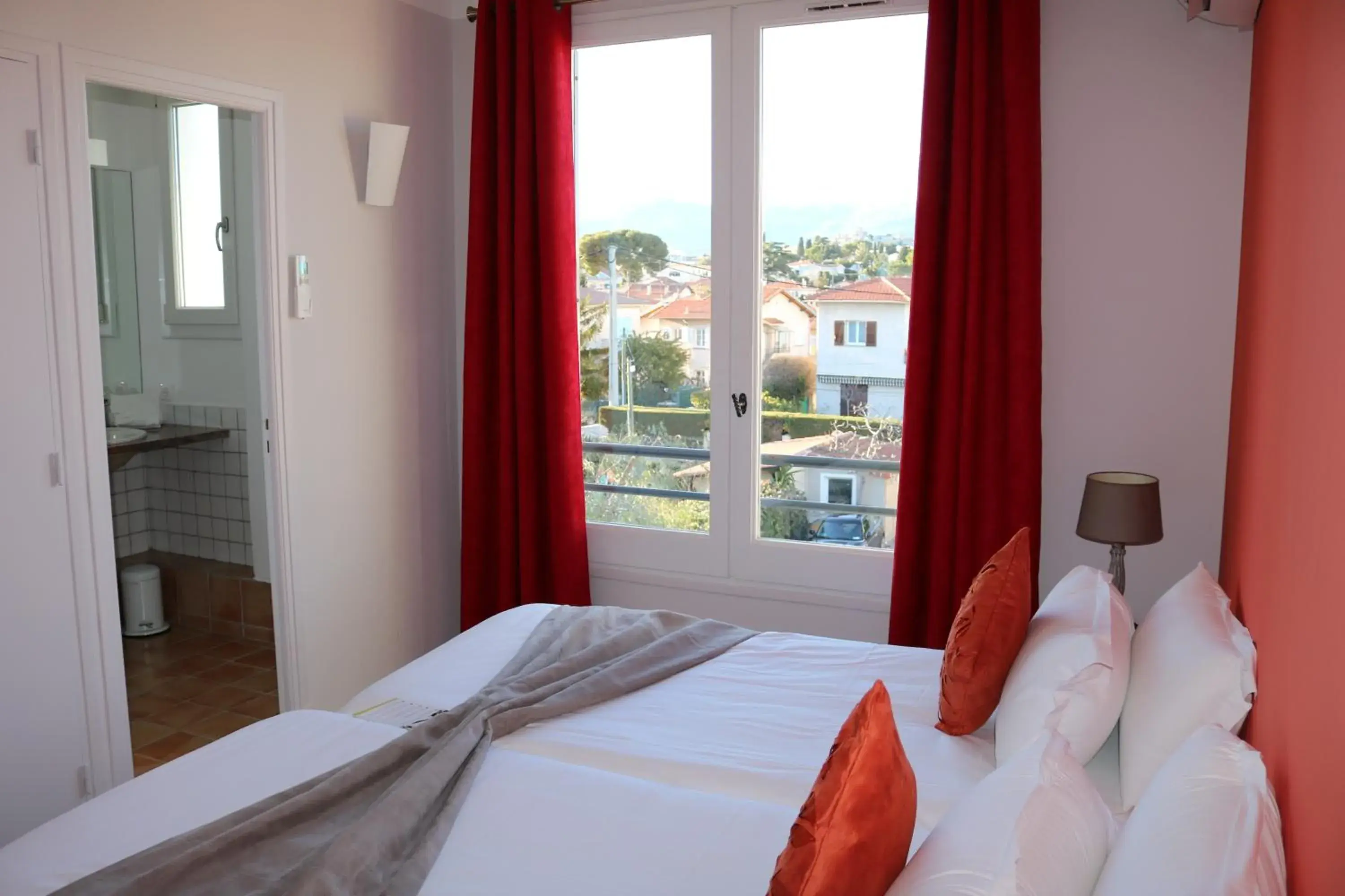 Twin Room Courtyard Side in Hôtel du Bord de Mer "Le Vanillé" Twin Room Courtyard Side in Hôtel du Bord de Mer "Le Vanillé"