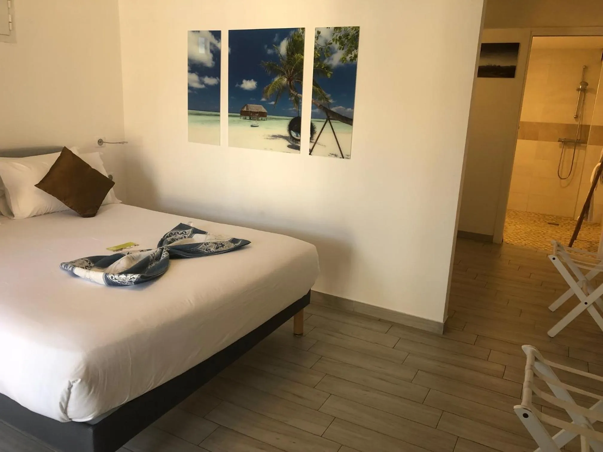 Bed in Hôtel du Bord de Mer "Le Vanillé"