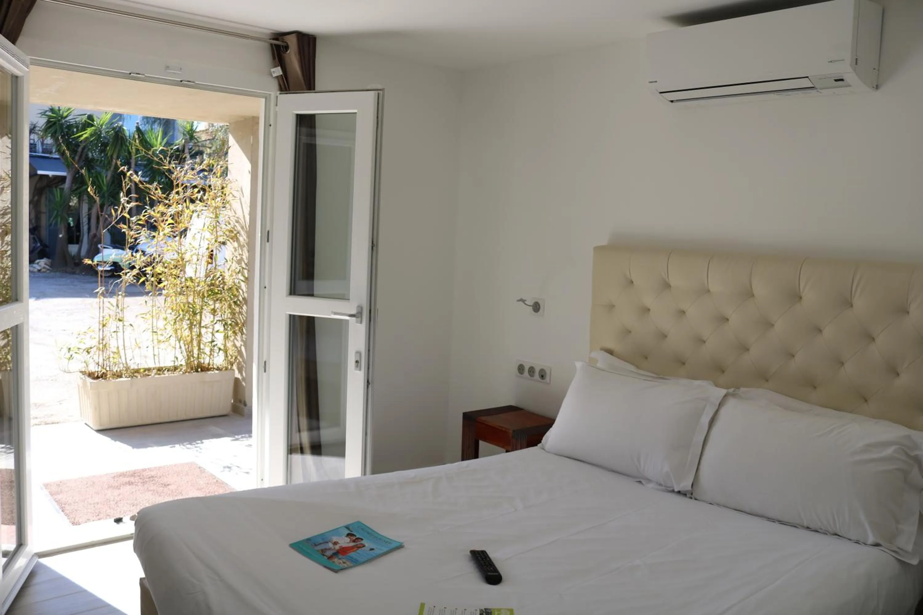 Photo of the whole room, Bed in Hôtel du Bord de Mer "Le Vanillé"