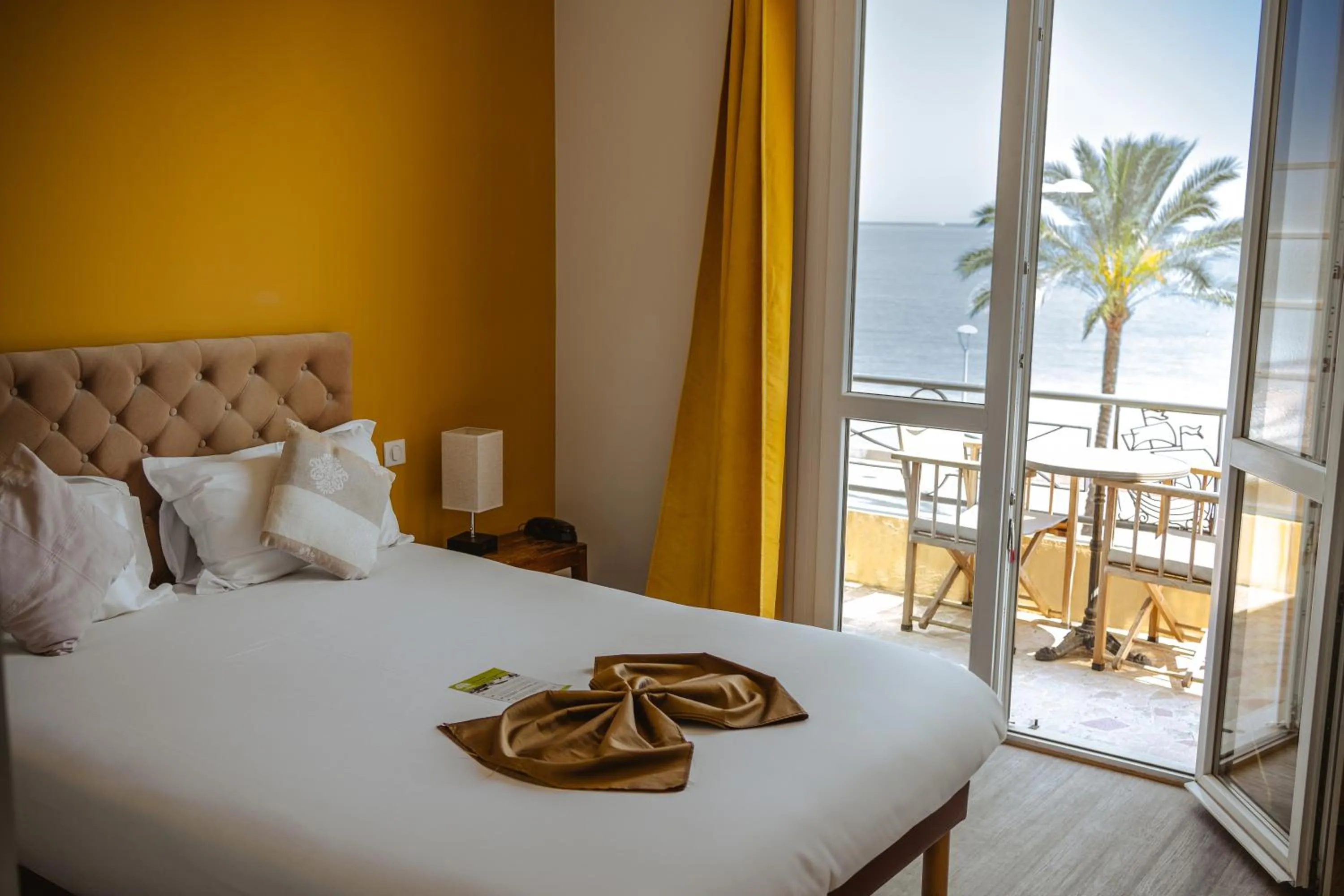 Balcony/Terrace, Bed in Hôtel du Bord de Mer "Le Vanillé"