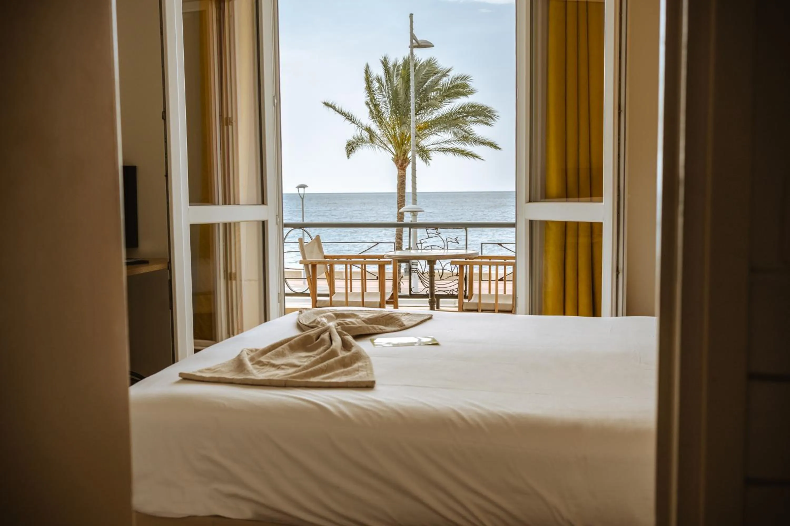 Photo of the whole room, Bed in Hôtel du Bord de Mer "Le Vanillé"