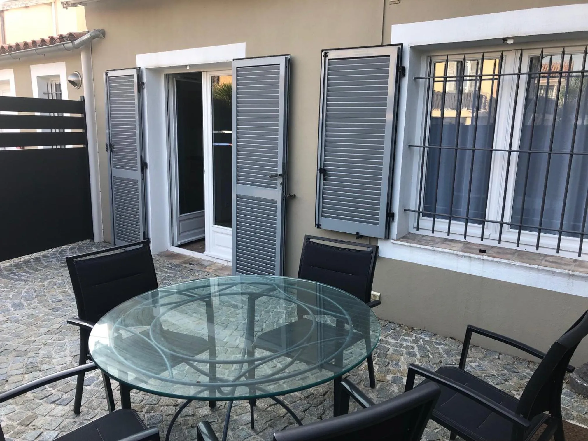 Patio in Hôtel du Bord de Mer "Le Vanillé"