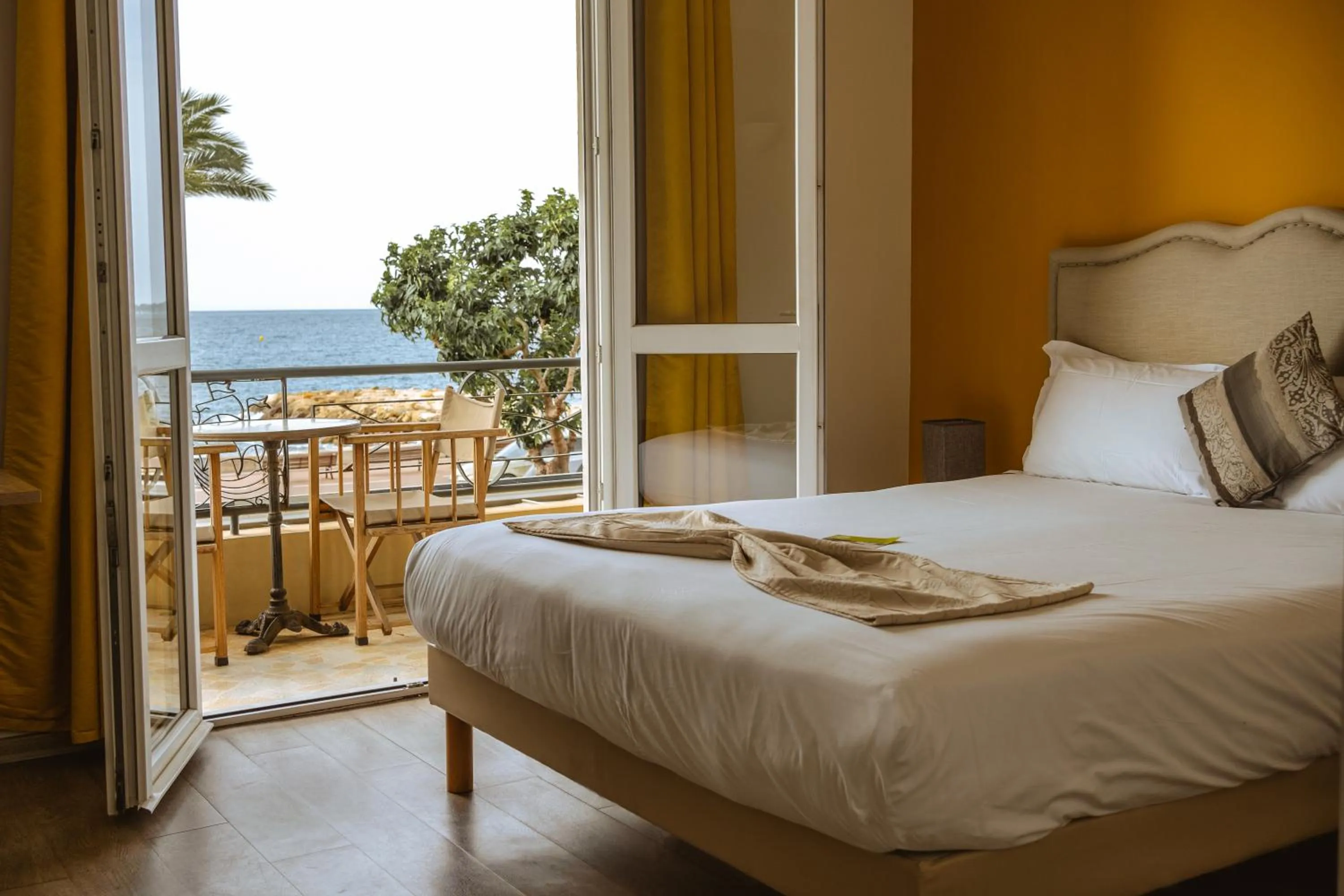 Bed in Hôtel du Bord de Mer "Le Vanillé"