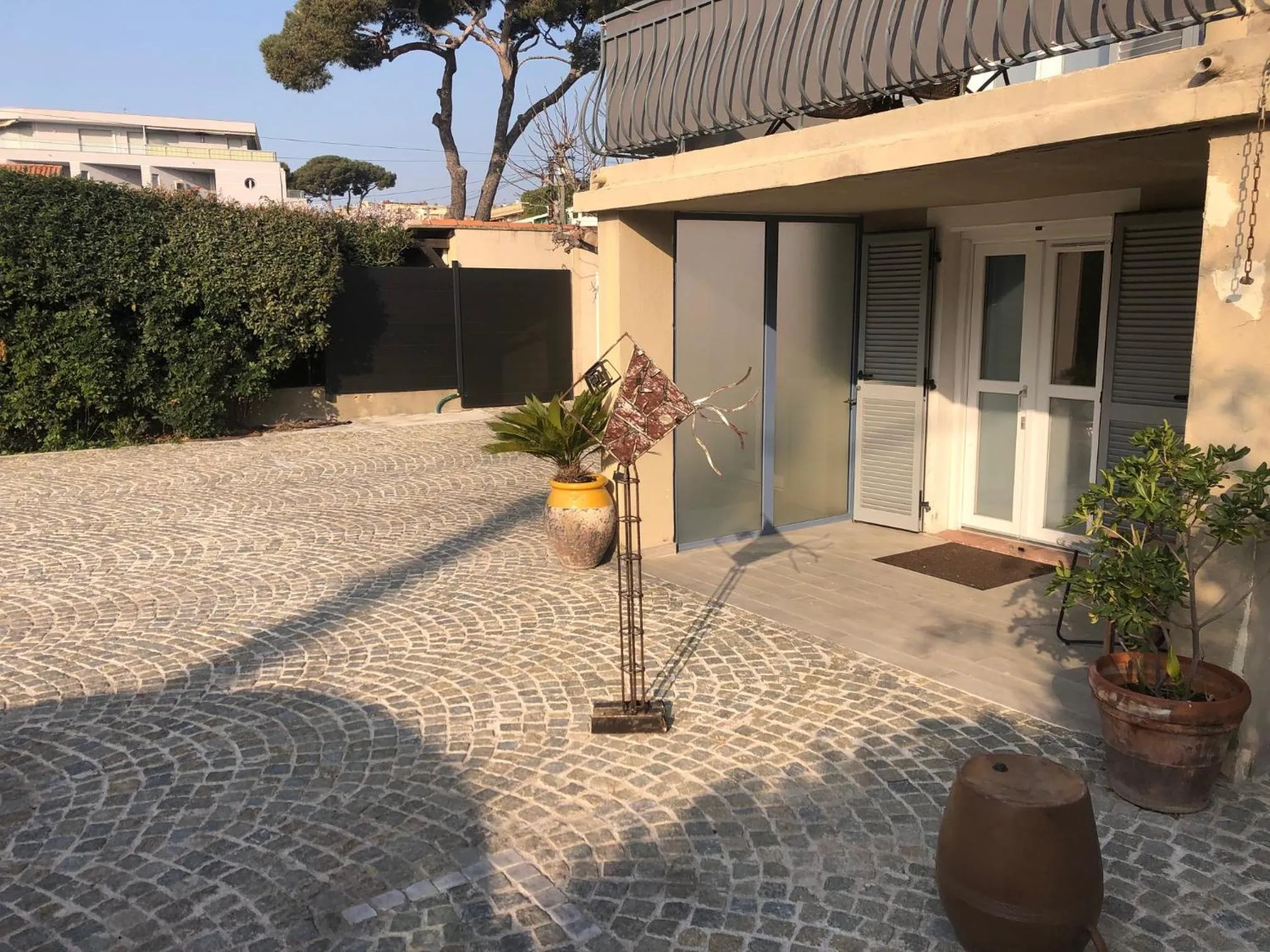 Facade/entrance in Hôtel du Bord de Mer "Le Vanillé"