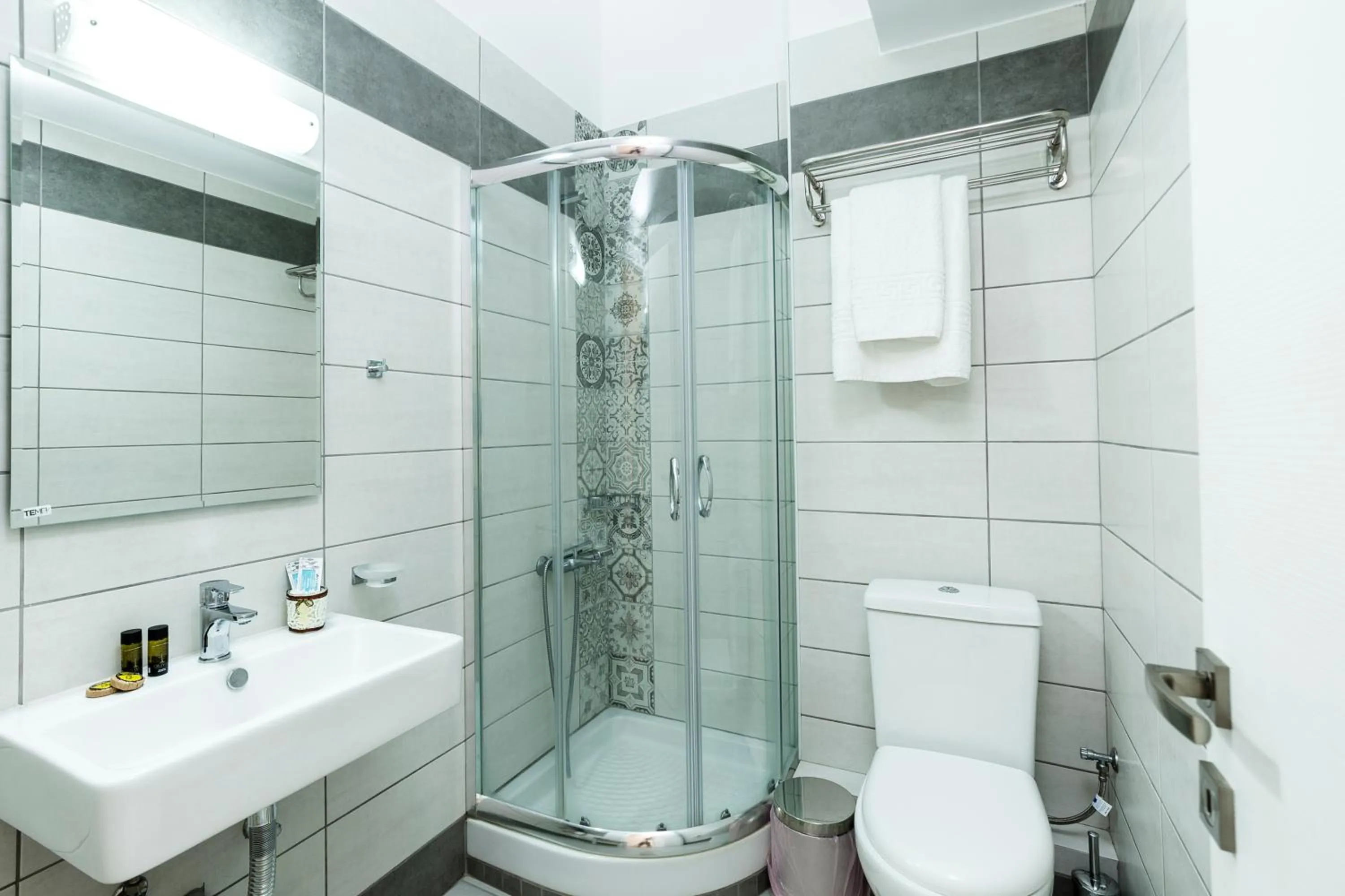 Shower in Castell Hotel