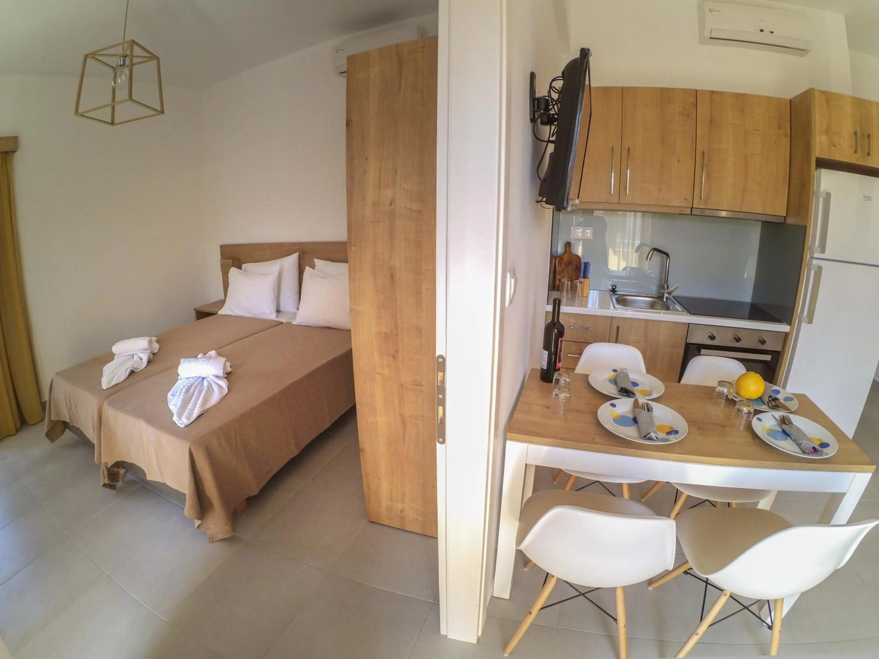 Kitchen or kitchenette, Bed in Castell Hotel