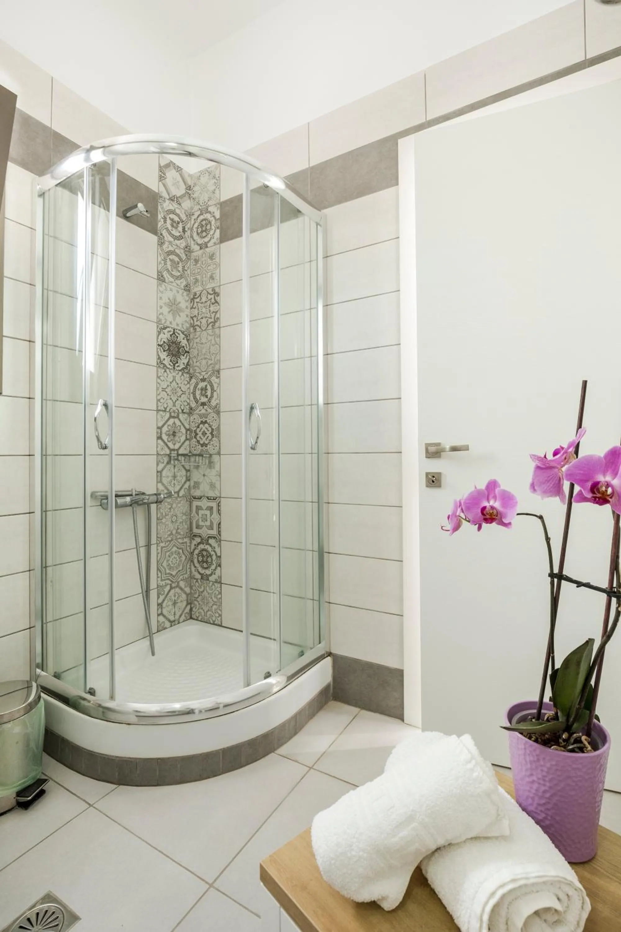 Shower in Castell Hotel