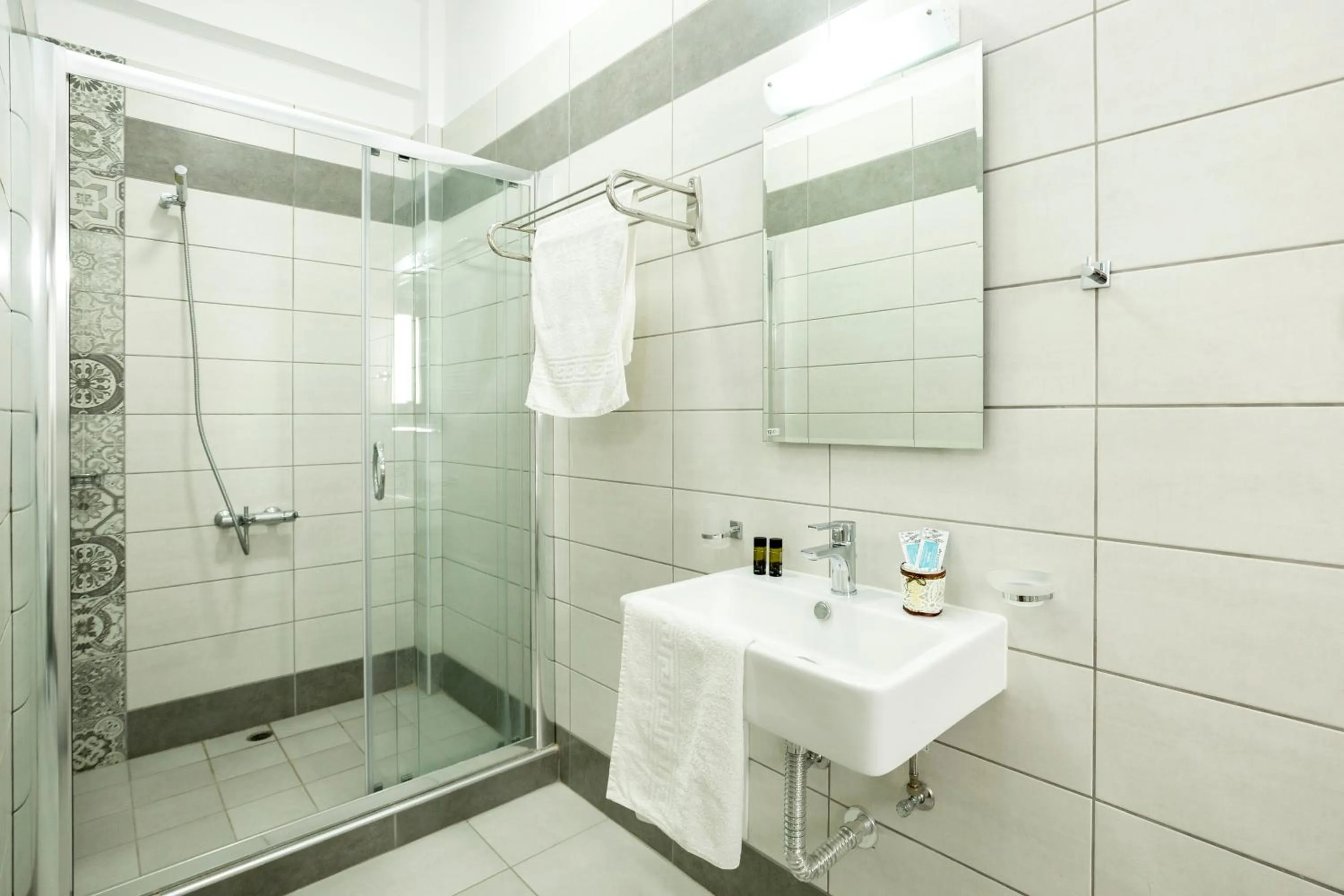 Shower in Castell Hotel