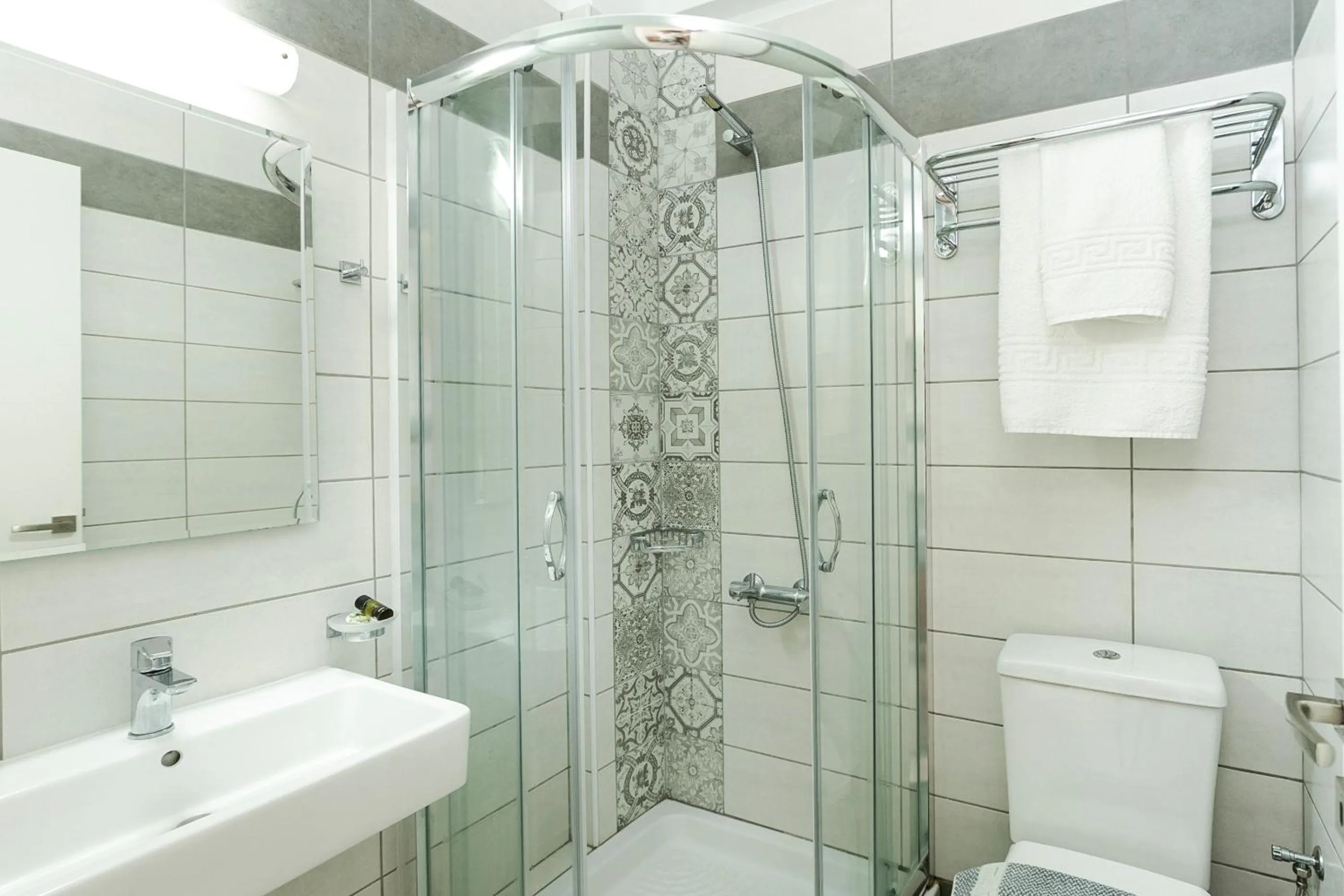 Shower in Castell Hotel