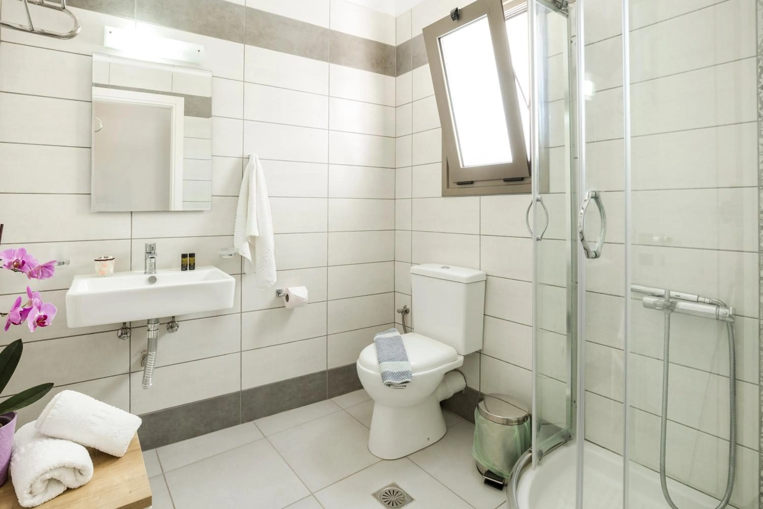 Bathroom in Castell Hotel