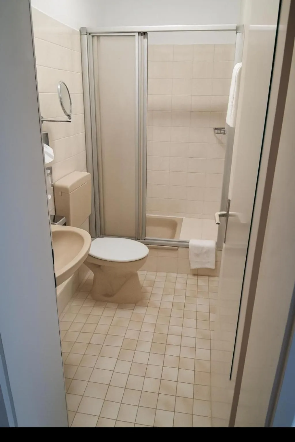 Shower in Hotel Rheinland