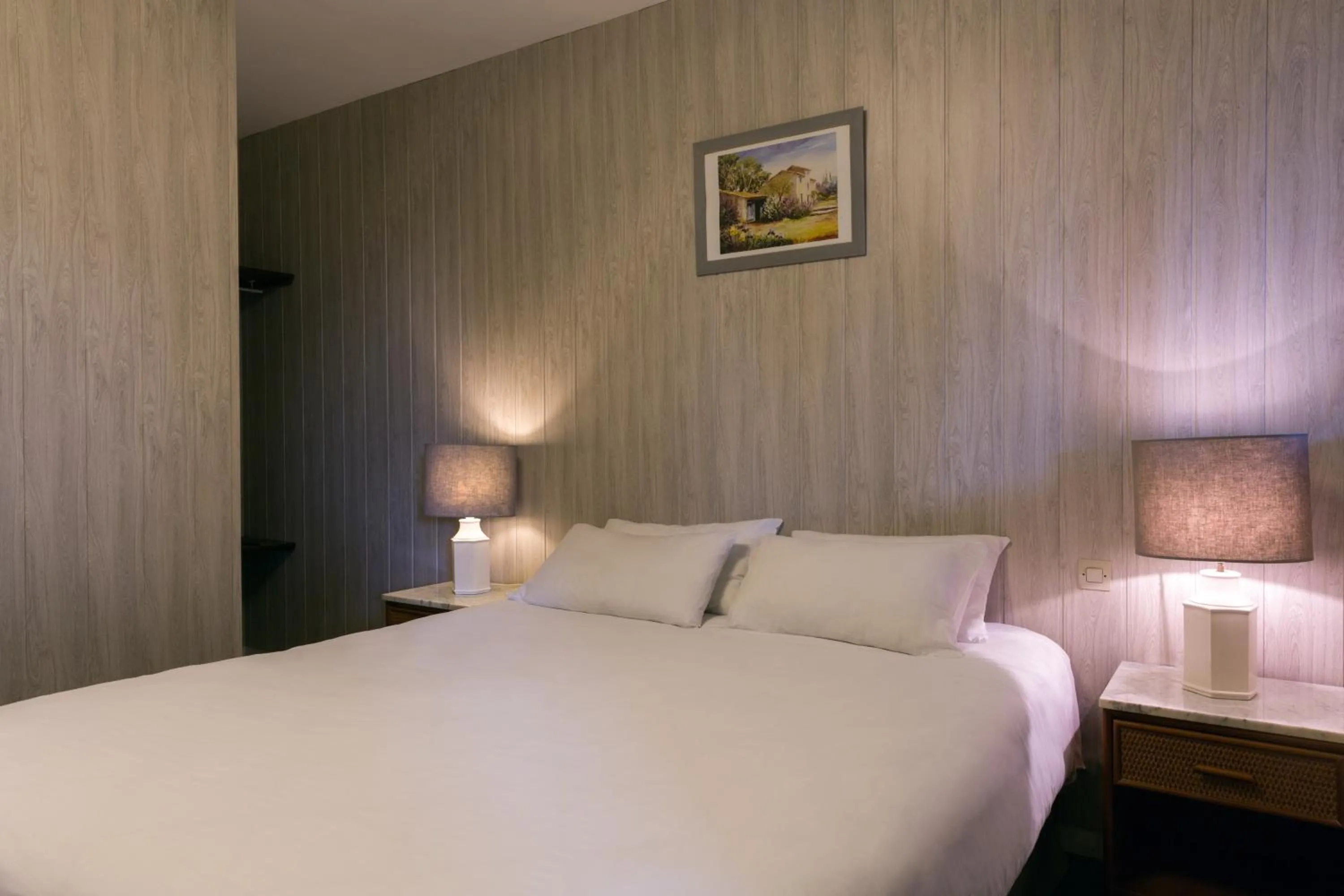 Bed in The Originals Access, Hôtel La Dousseine, Dreux Nord