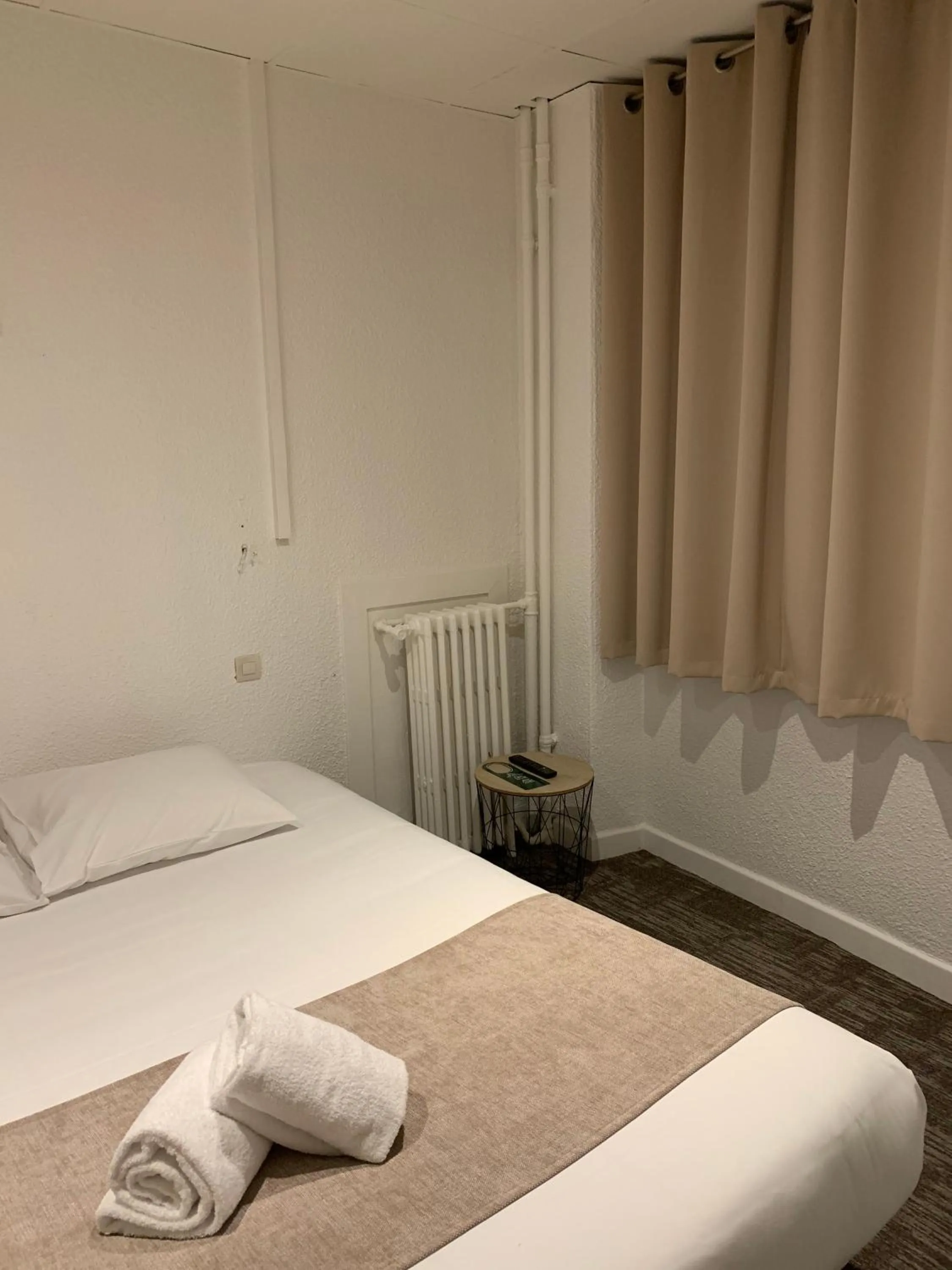 Bed in Hotel de Bretagne