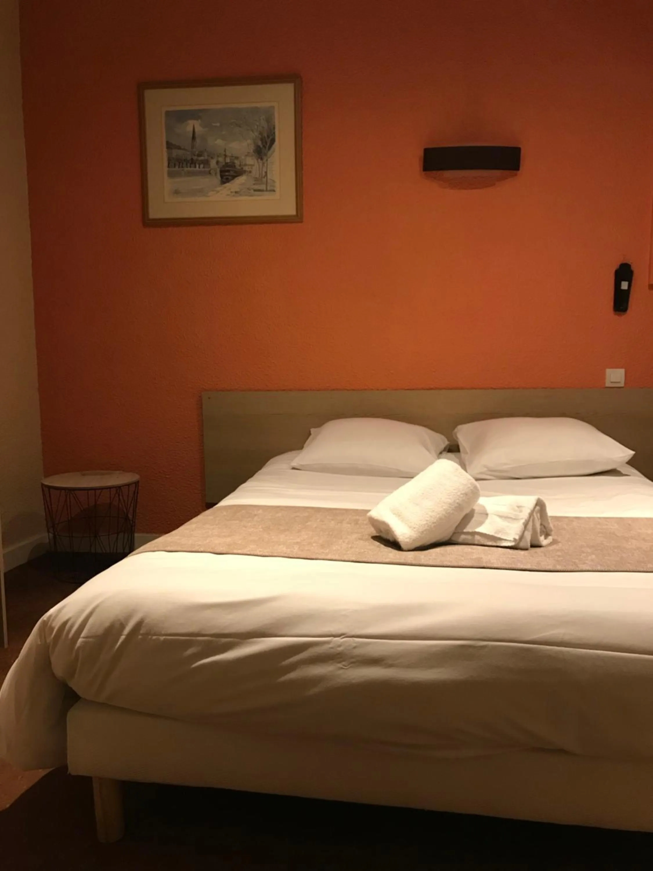 Photo of the whole room, Bed in Hotel de Bretagne