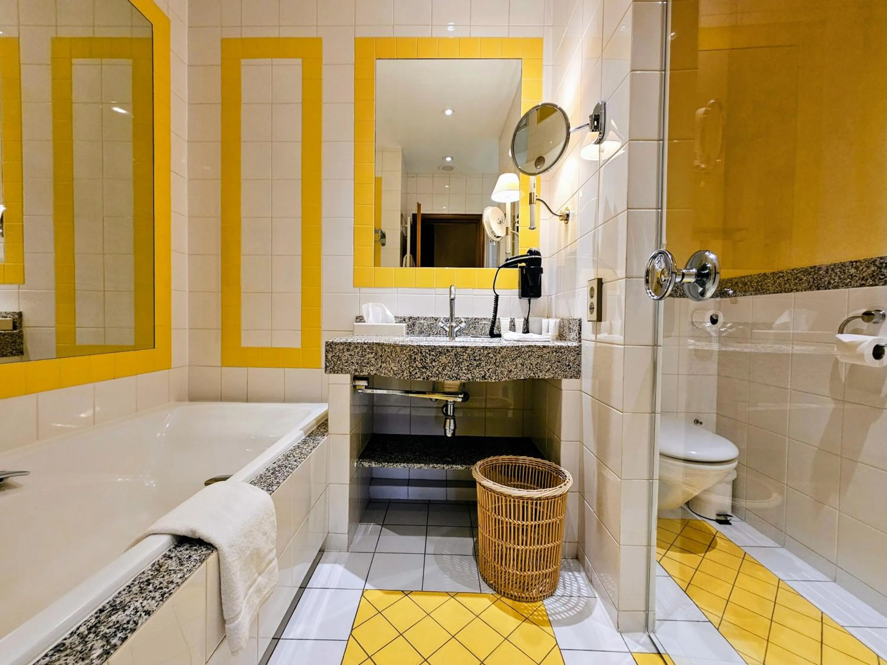 Shower in Hôtel Golf Château de Chailly