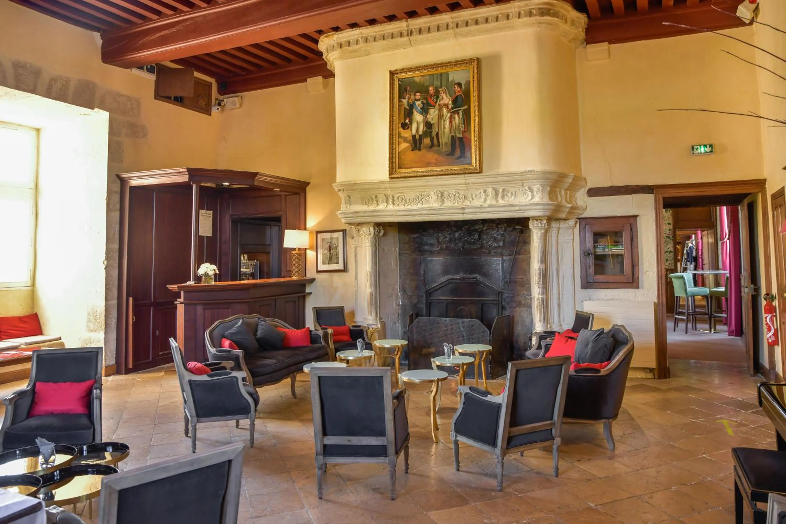 Communal lounge/ TV room in Hôtel Golf Château de Chailly