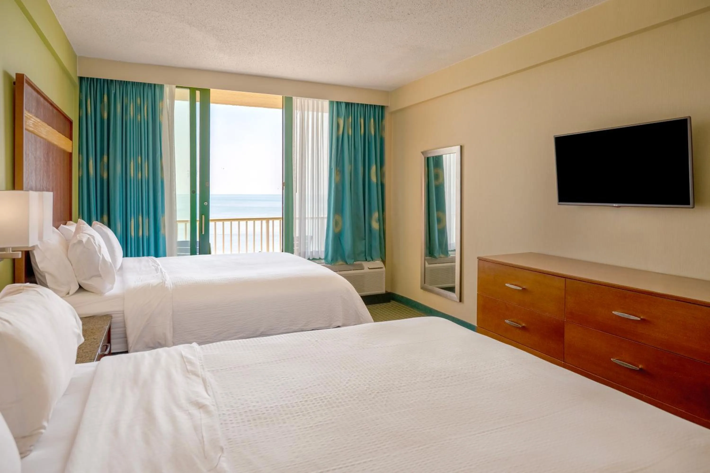 Bed in Holiday Inn & Suites Virginia Beach - North Beach by IHG