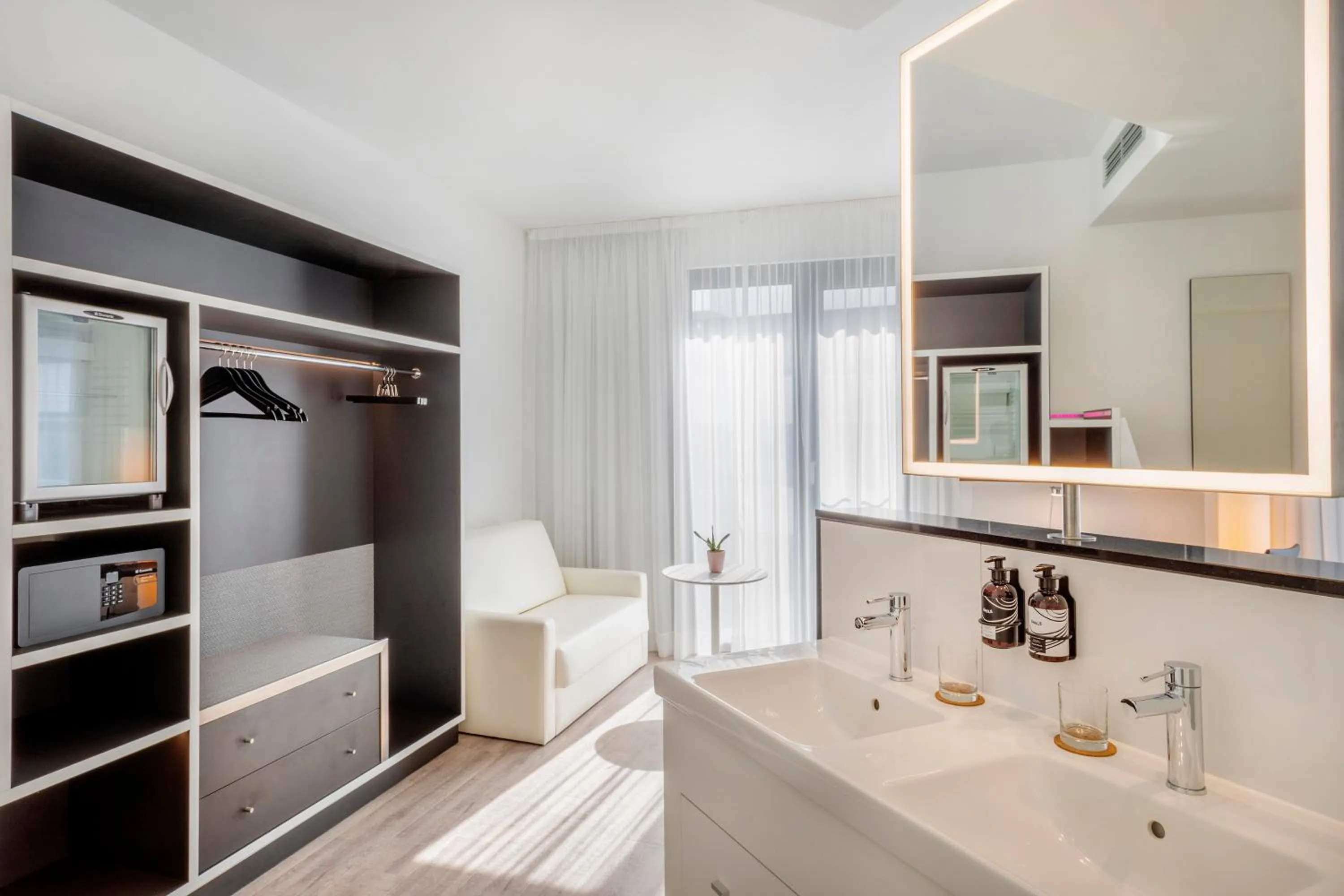 Bathroom in INNSiDE by Meliá Frankfurt Ostend