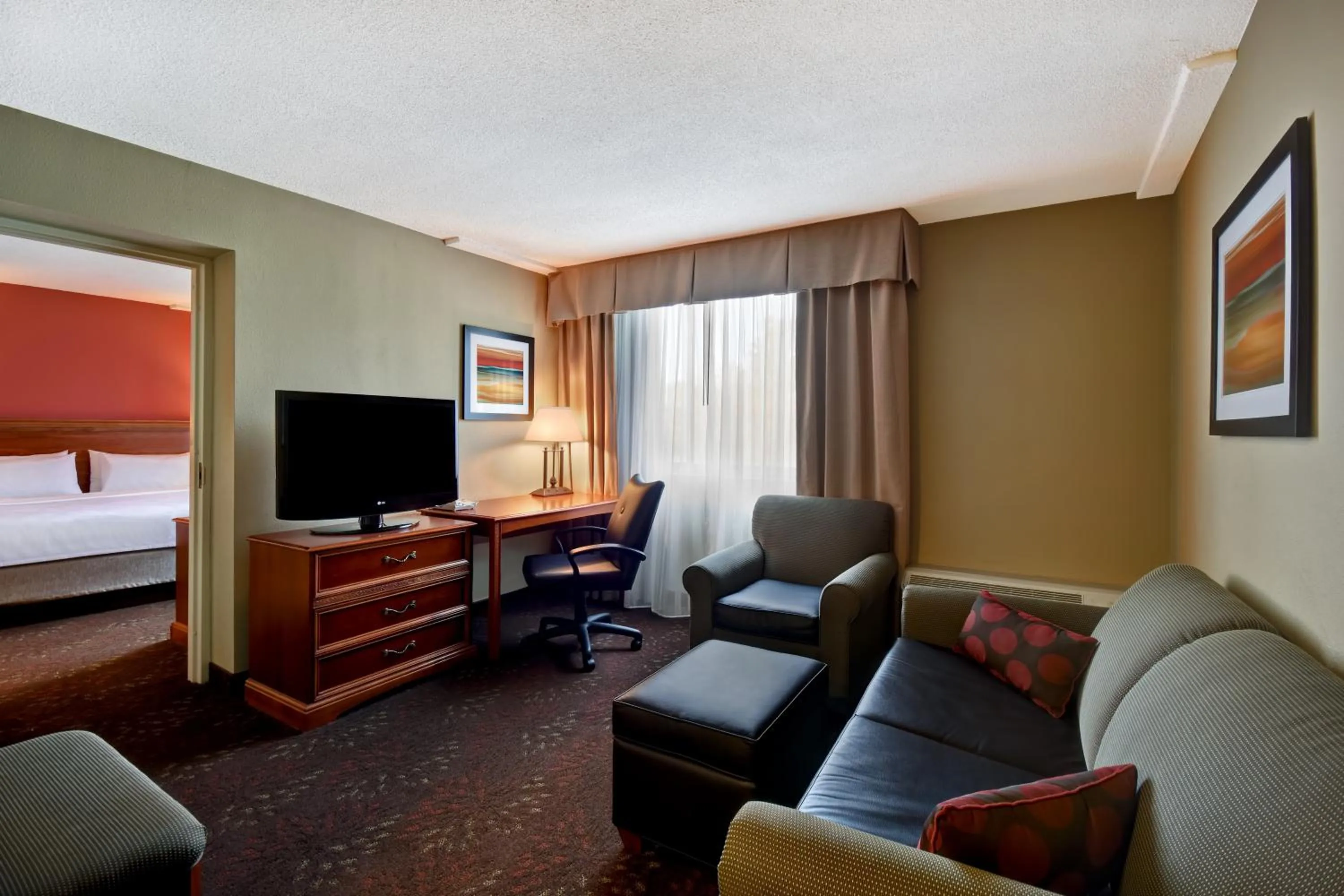 Photo of the whole room, Bed in Holiday Inn Cincinnati-Riverfront by IHG