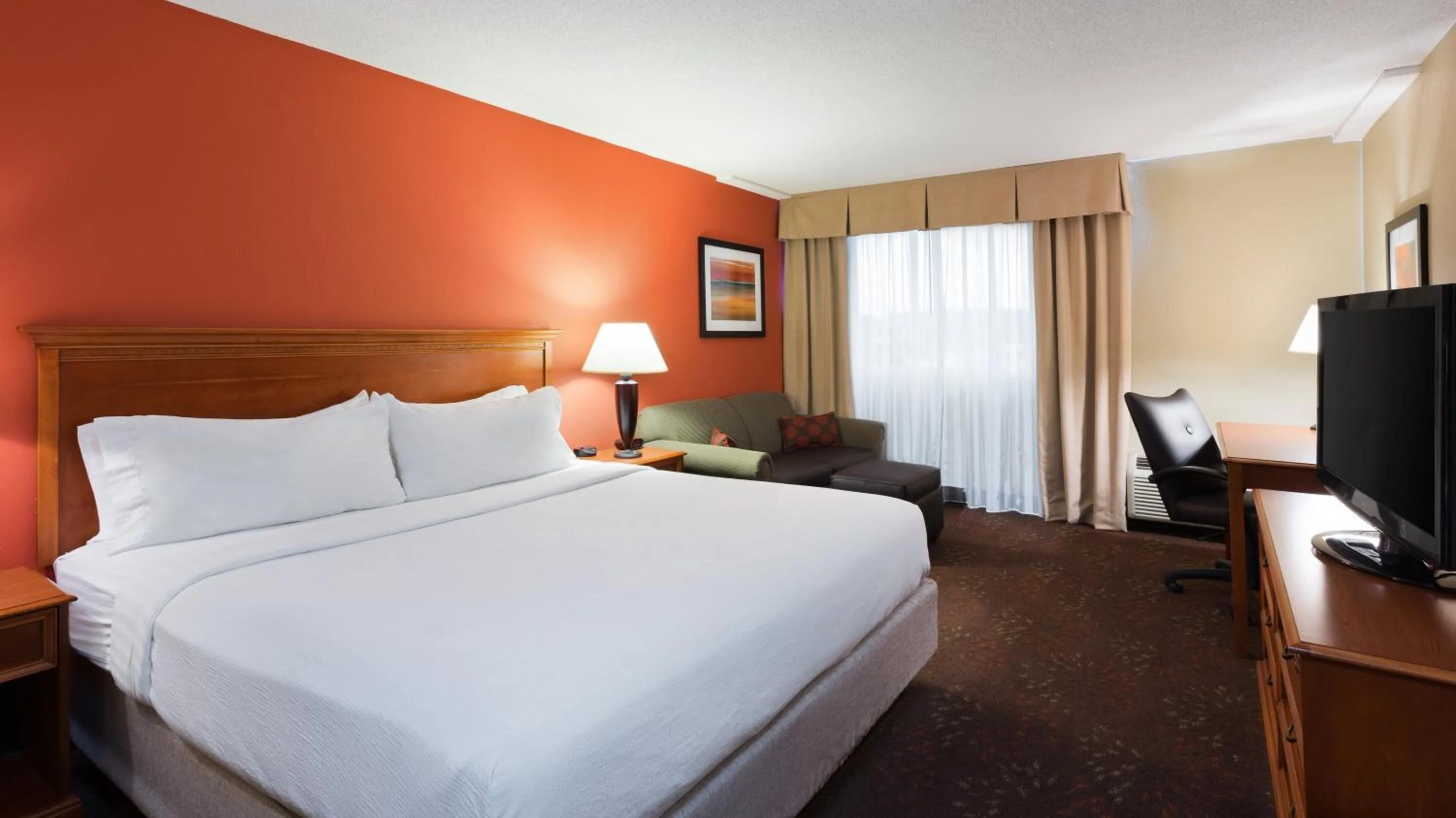 Photo of the whole room, Bed in Holiday Inn Cincinnati-Riverfront by IHG