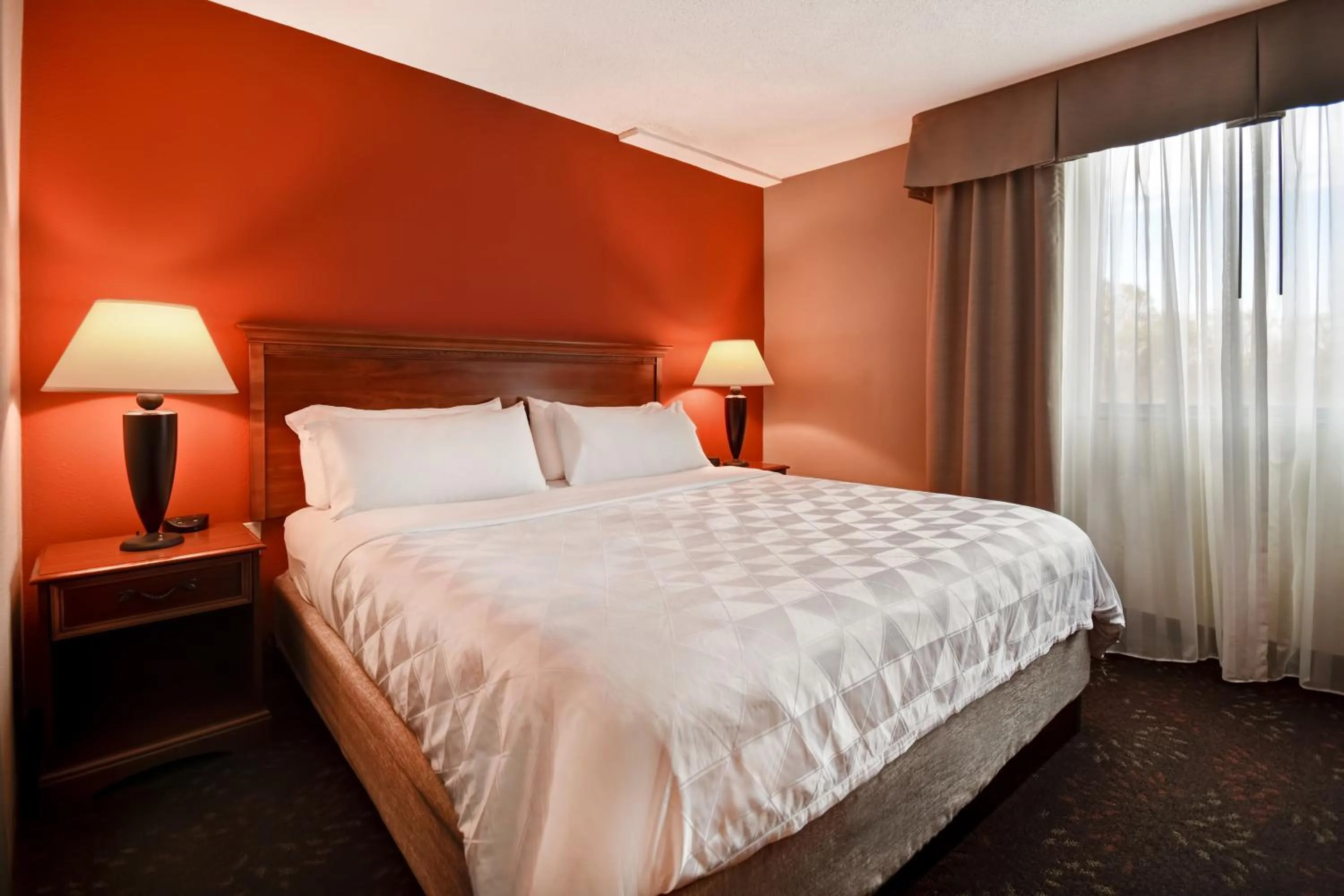 Photo of the whole room, Bed in Holiday Inn Cincinnati-Riverfront by IHG