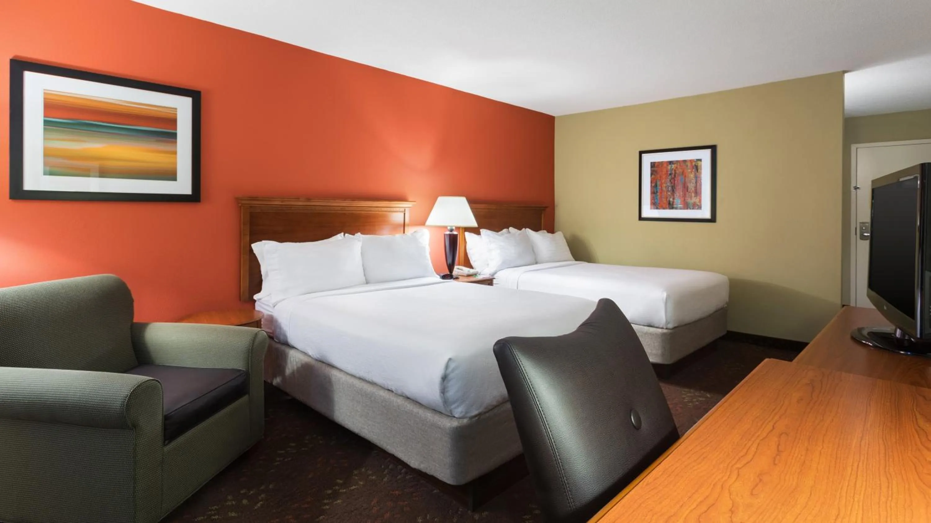 Photo of the whole room, Bed in Holiday Inn Cincinnati-Riverfront by IHG