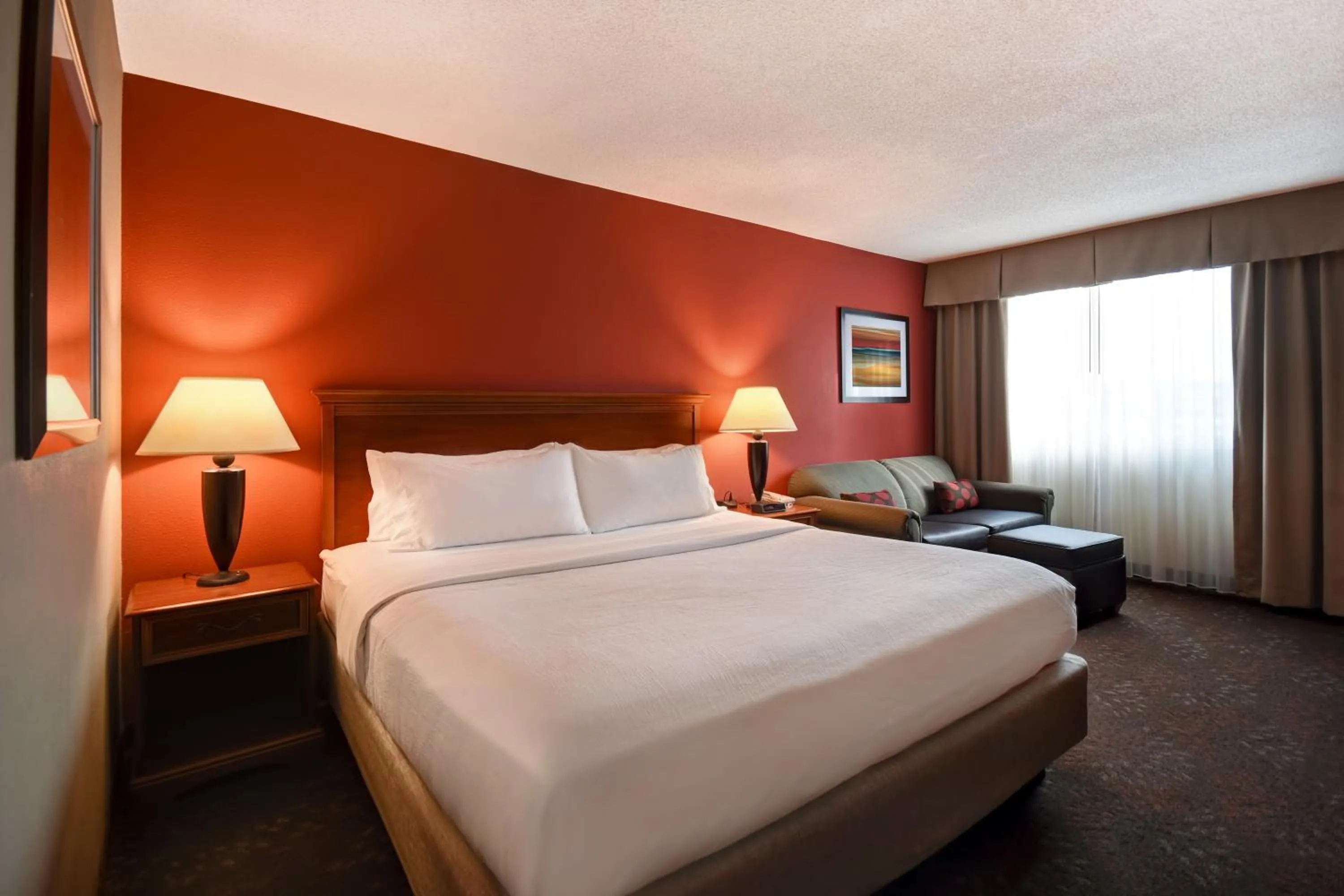 Photo of the whole room, Bed in Holiday Inn Cincinnati-Riverfront by IHG