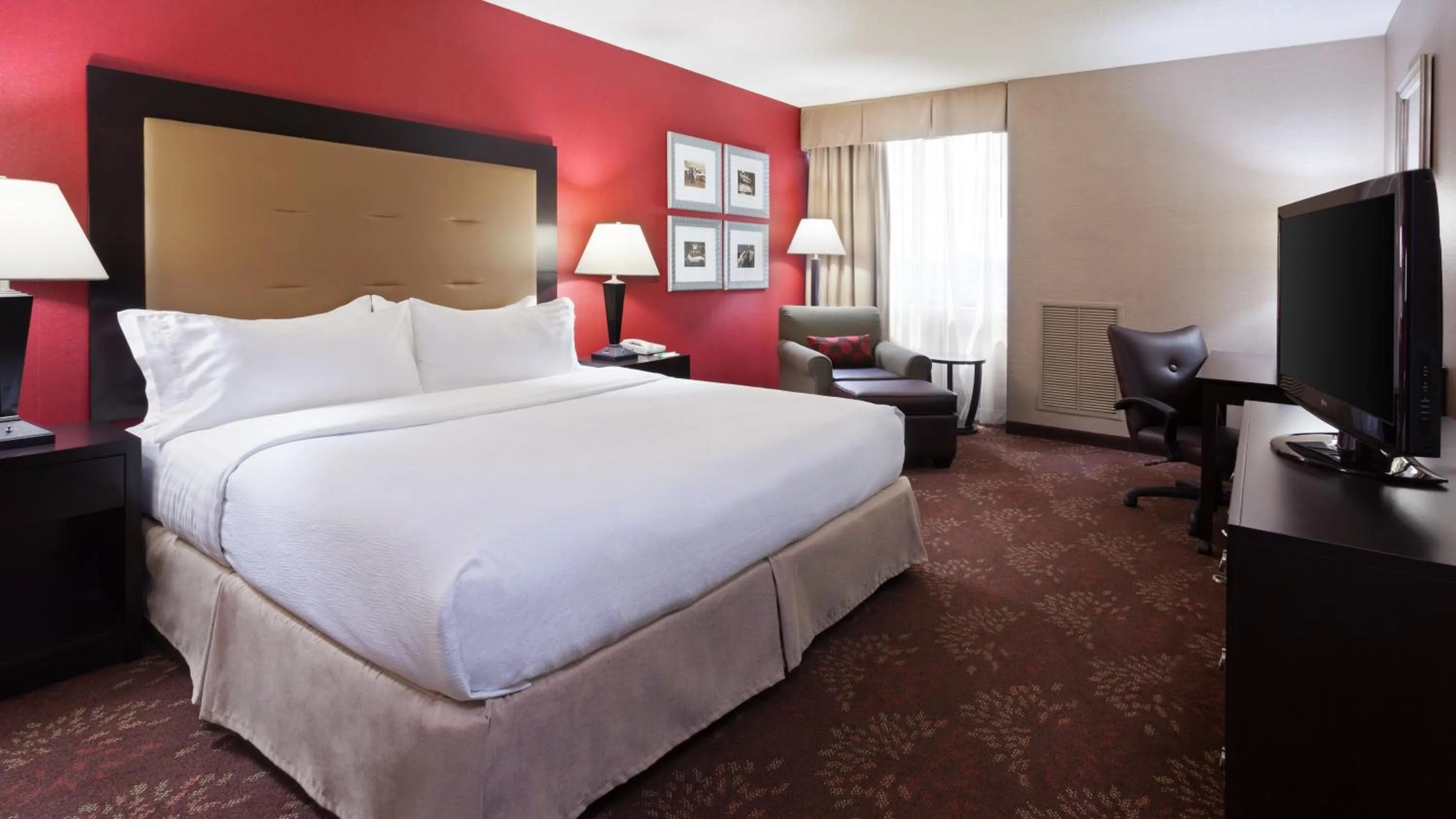 Photo of the whole room, Bed in Holiday Inn Cincinnati-Riverfront by IHG