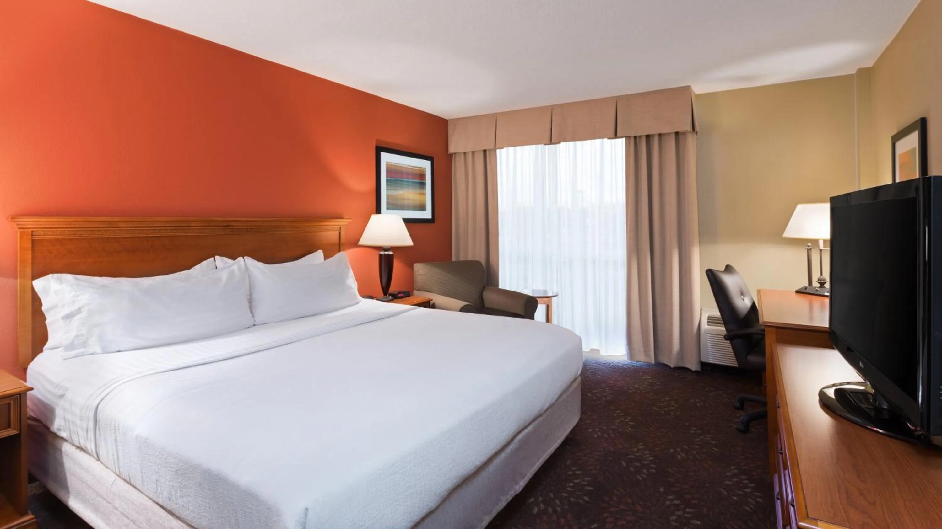 Photo of the whole room, Bed in Holiday Inn Cincinnati-Riverfront by IHG