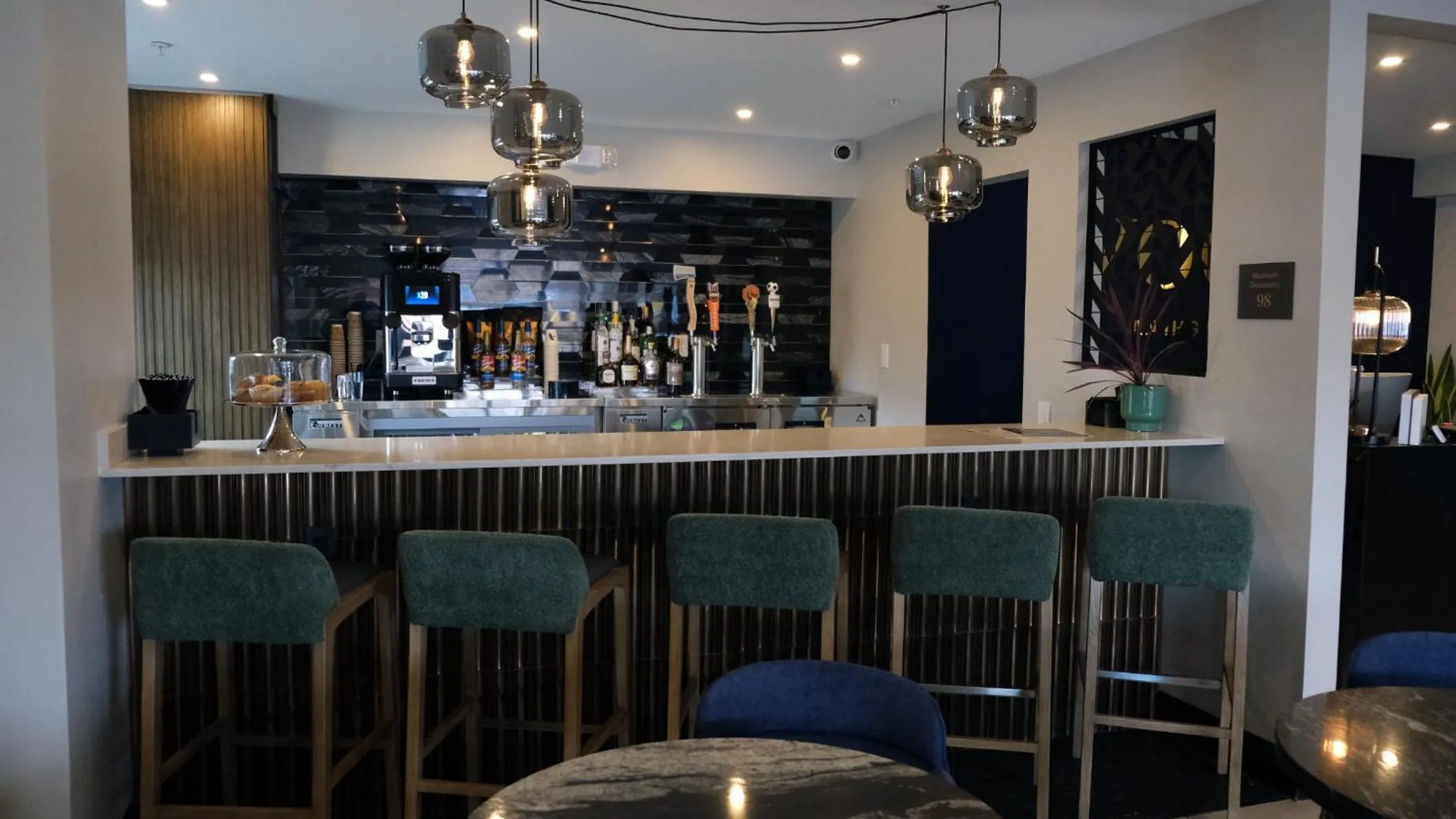 Lounge or bar in voco Flagstaff by IHG