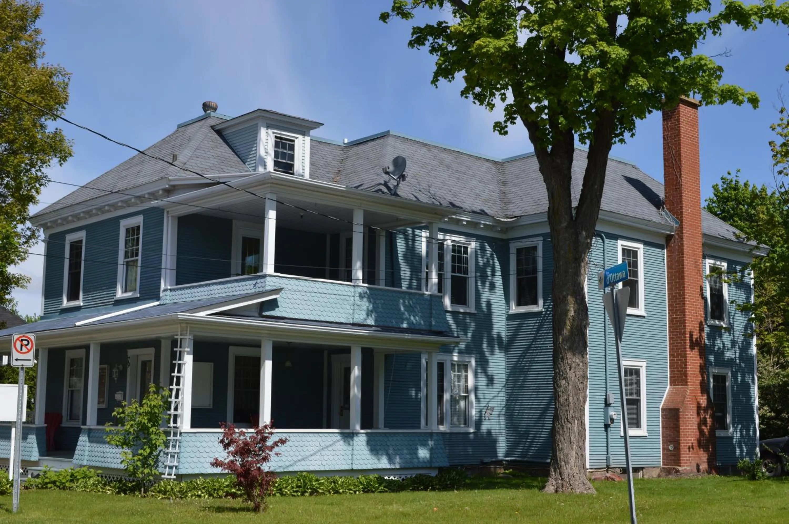 Facade/entrance, Property Building in La Maison Collins B&B