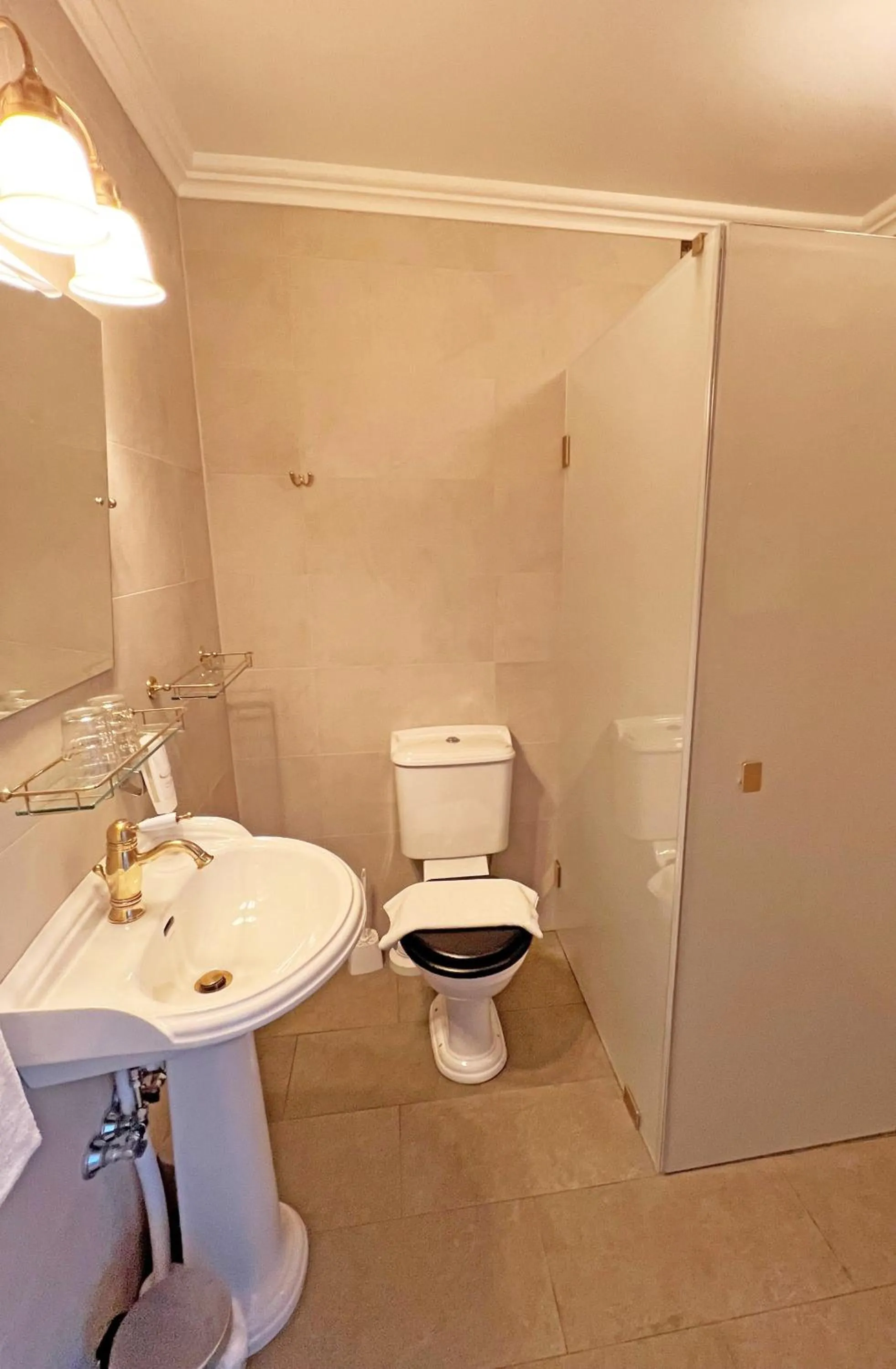 Toilet in Hotel Concordia