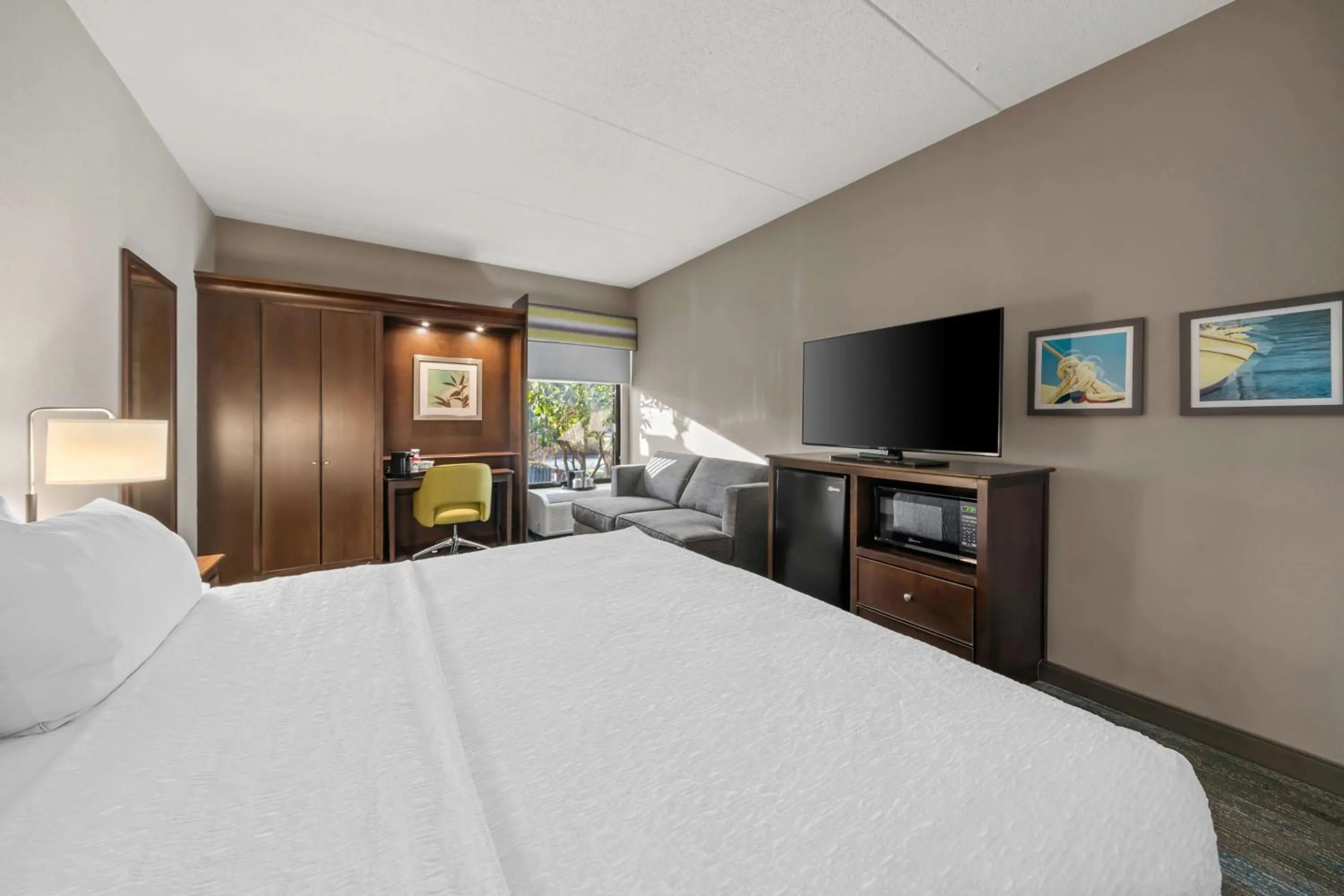 Bed in Hampton Inn New Bedford/Fairhaven