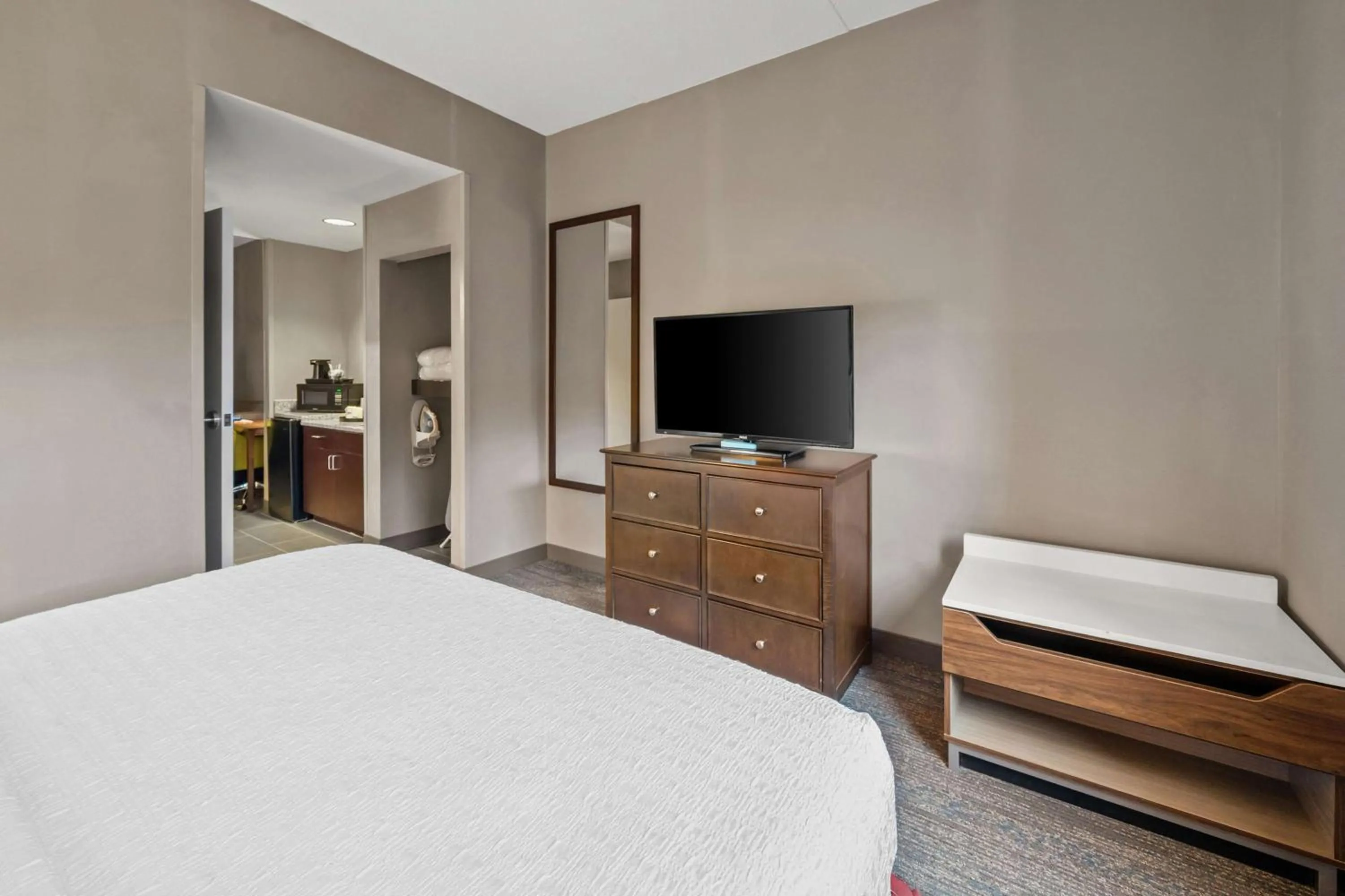 Photo of the whole room, Bed in Hampton Inn New Bedford/Fairhaven