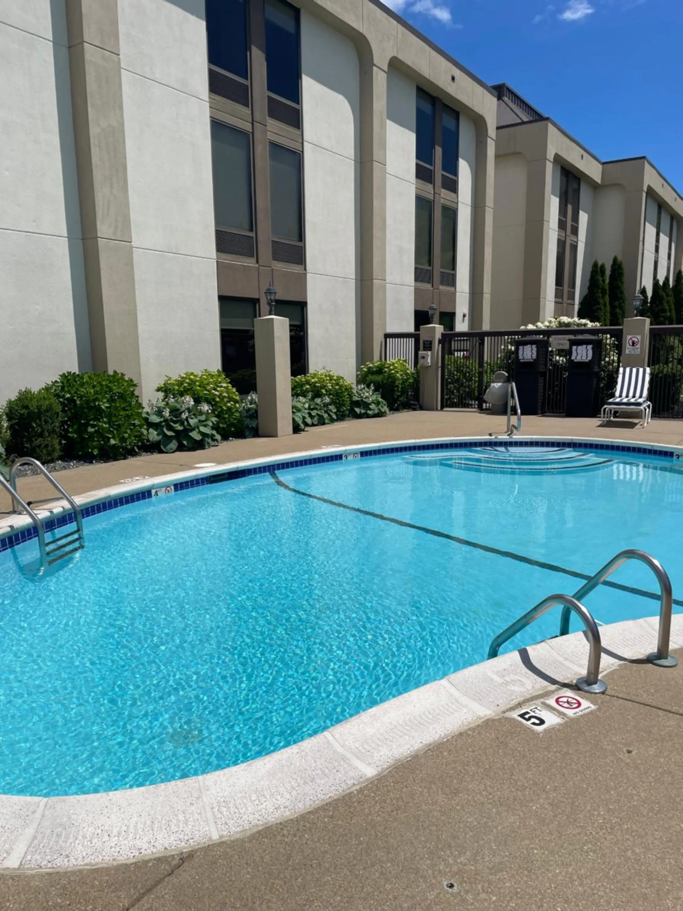 Swimming pool in Hampton Inn New Bedford/Fairhaven