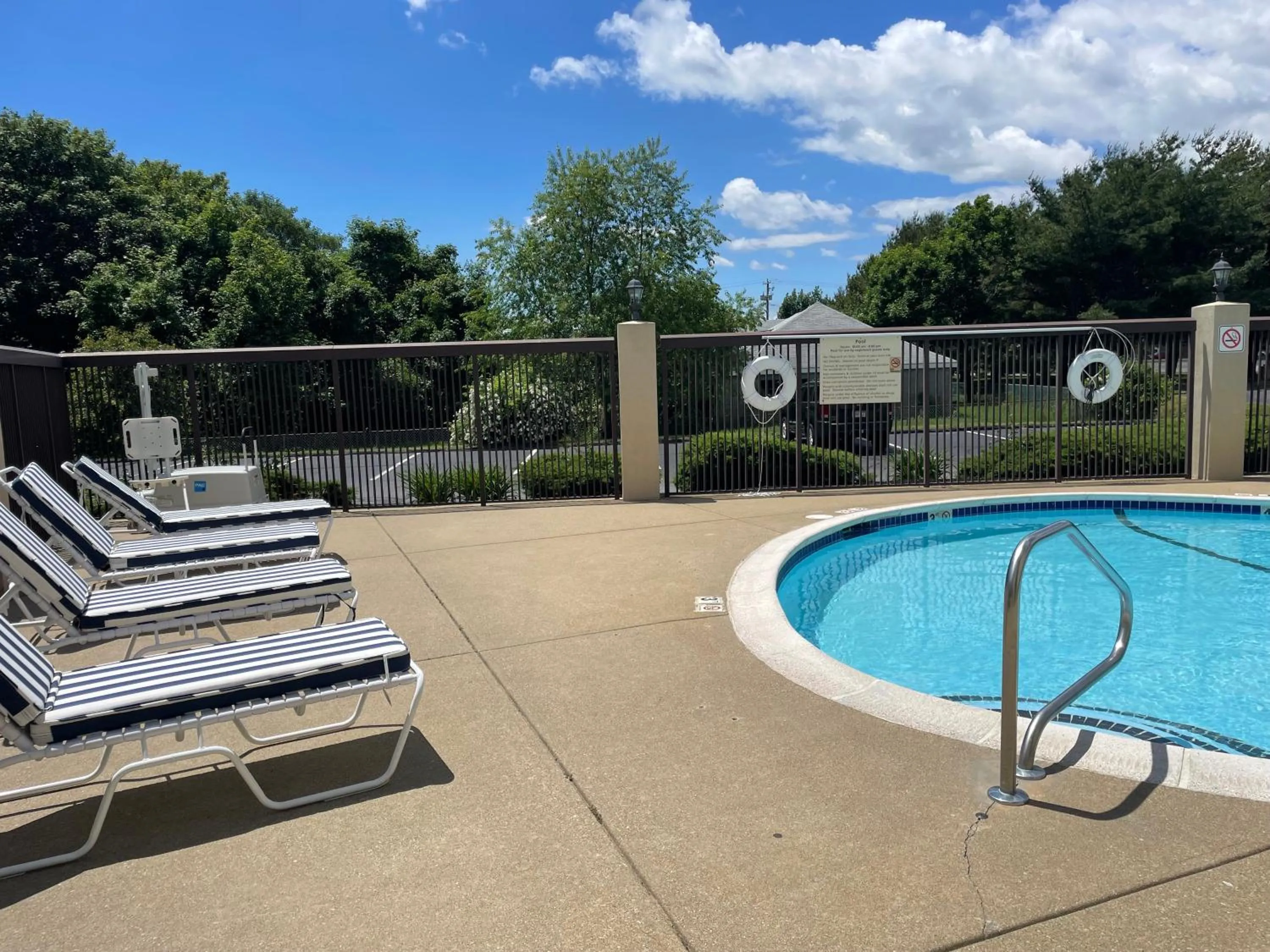Swimming pool in Hampton Inn New Bedford/Fairhaven