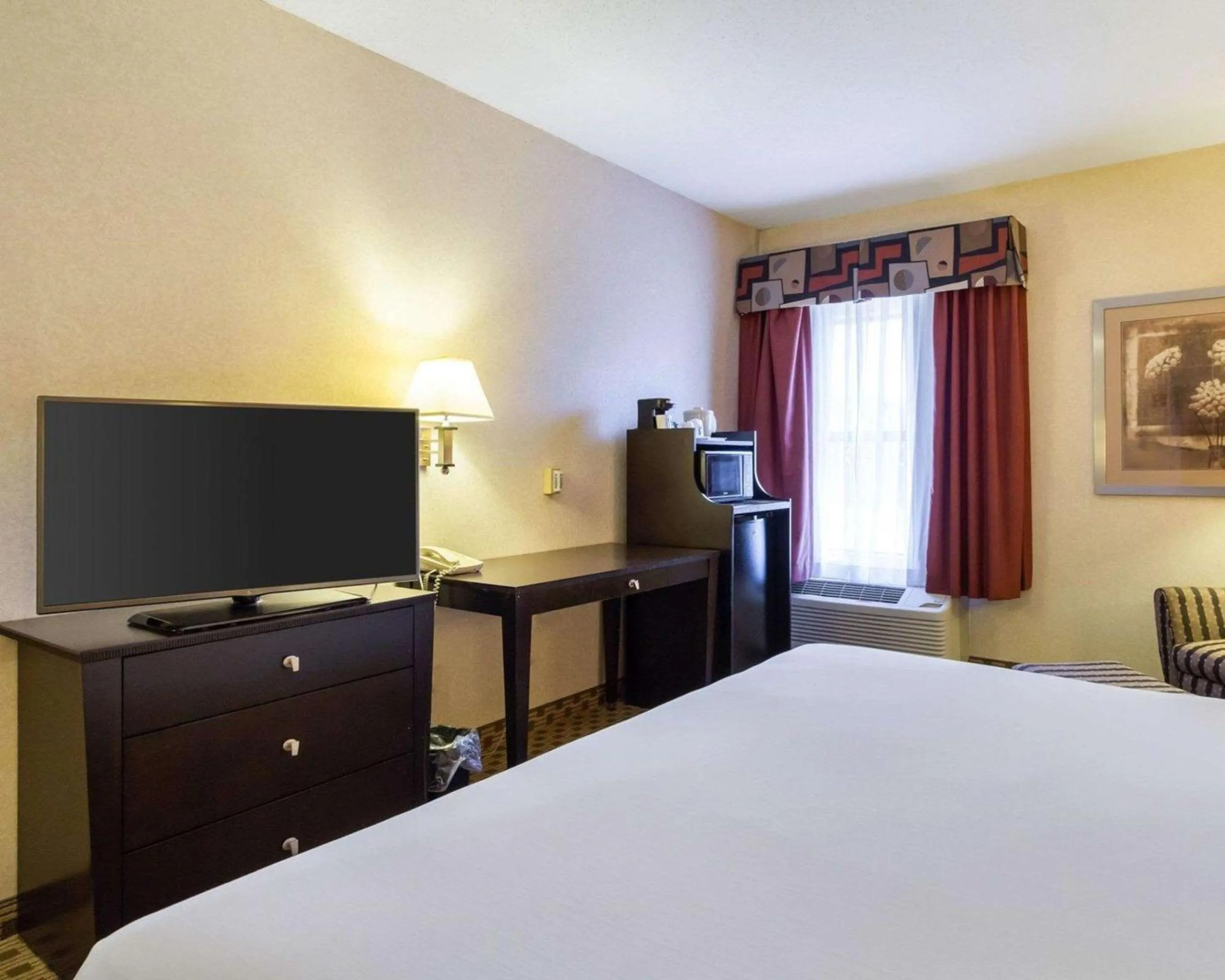 Bedroom, Bed in Quality Inn & Suites Oakwood Village - Cleveland South