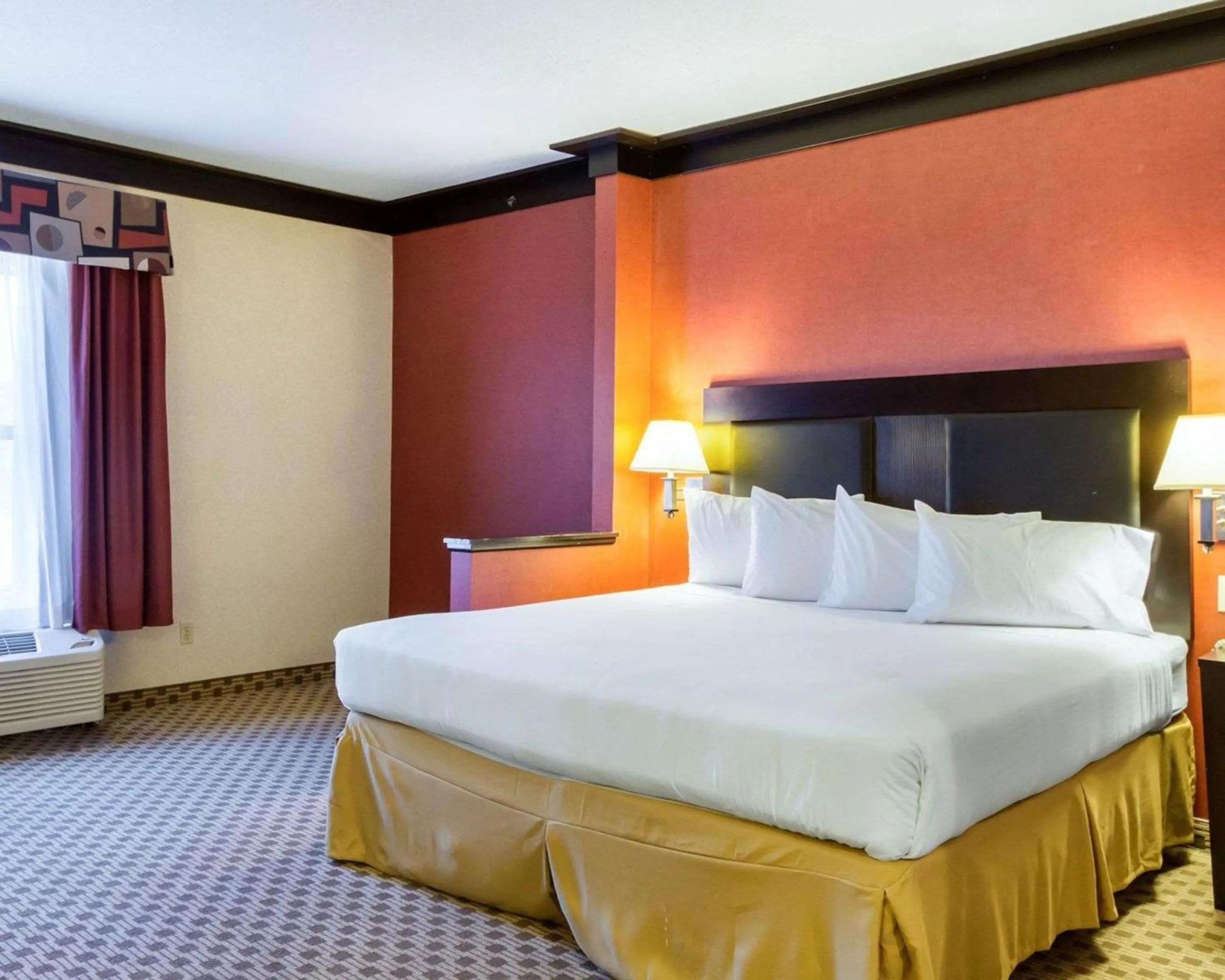 Bedroom, Bed in Quality Inn & Suites Oakwood Village - Cleveland South