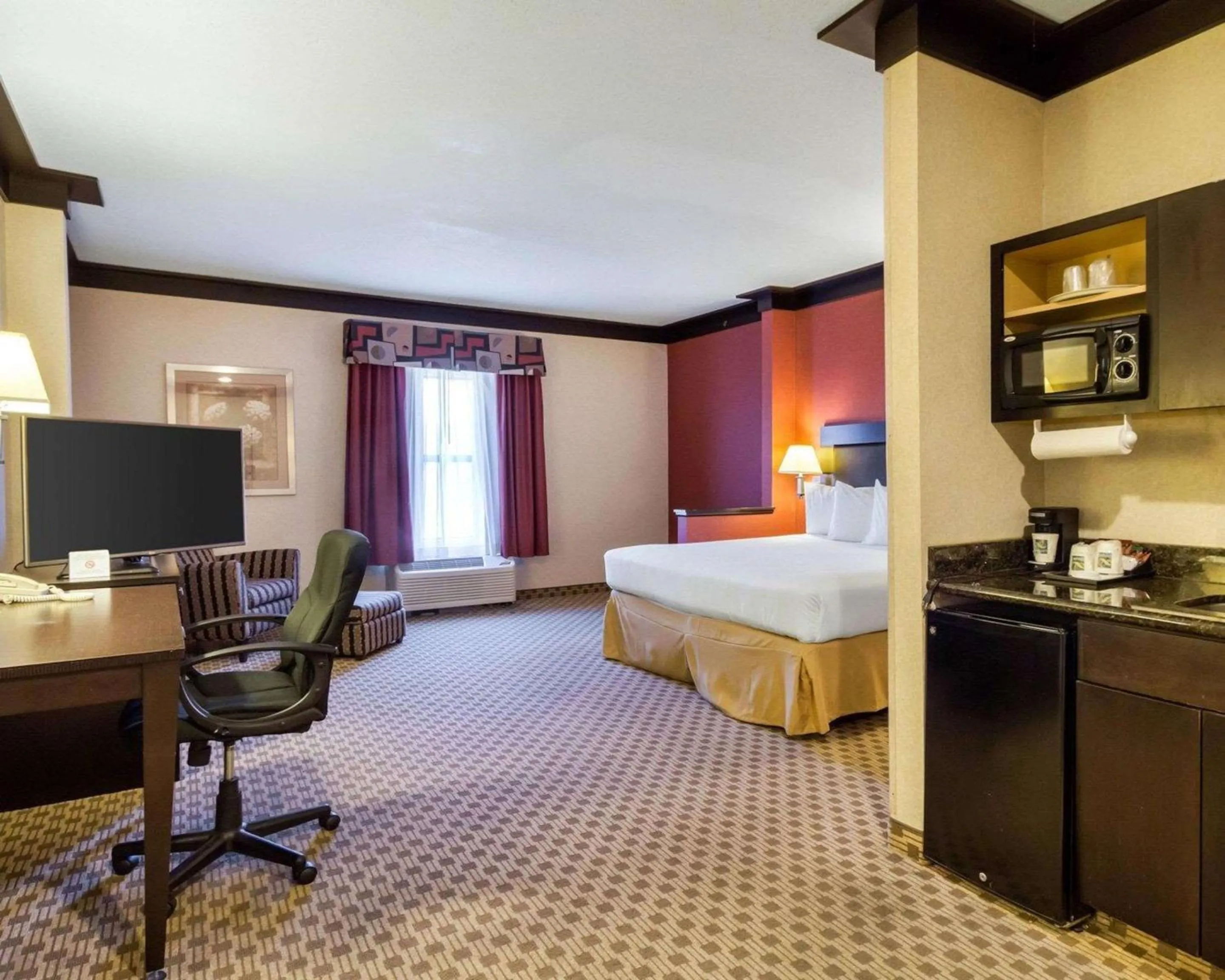 Bedroom, Bed in Quality Inn & Suites Oakwood Village - Cleveland South