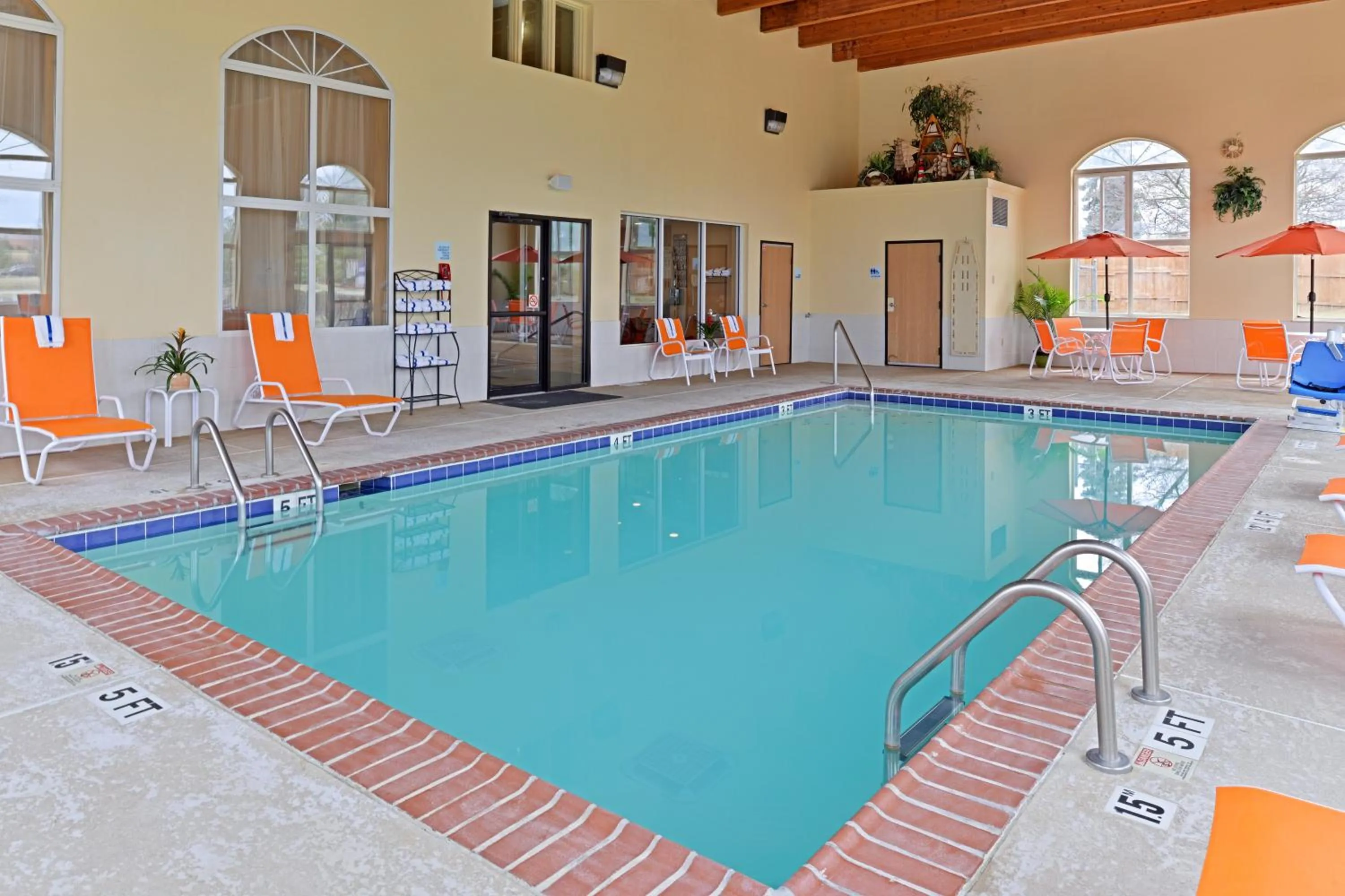 Swimming Pool in Holiday Inn Express Hotel & Suites Cincinnati-North/Sharonville