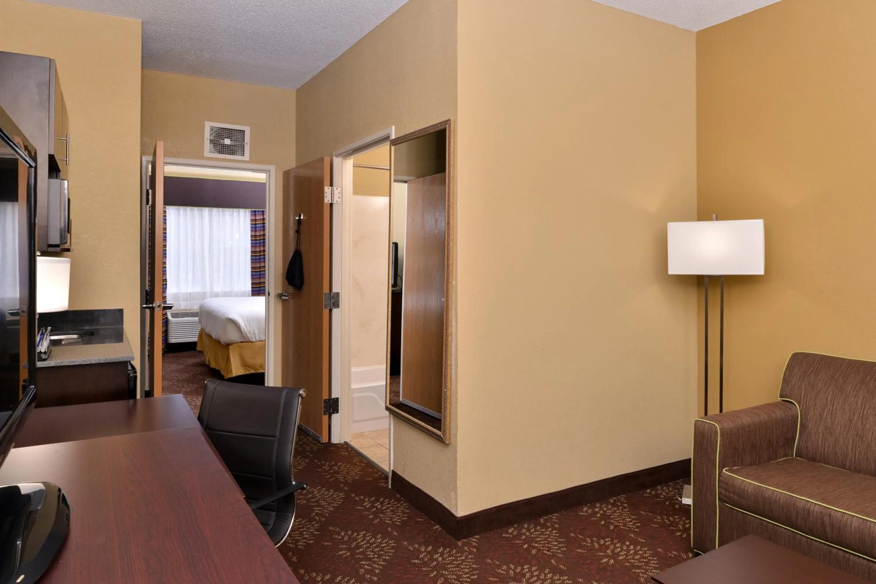 Photo of the whole room, Seating Area in Holiday Inn Express Hotel & Suites Cincinnati-North/Sharonville
